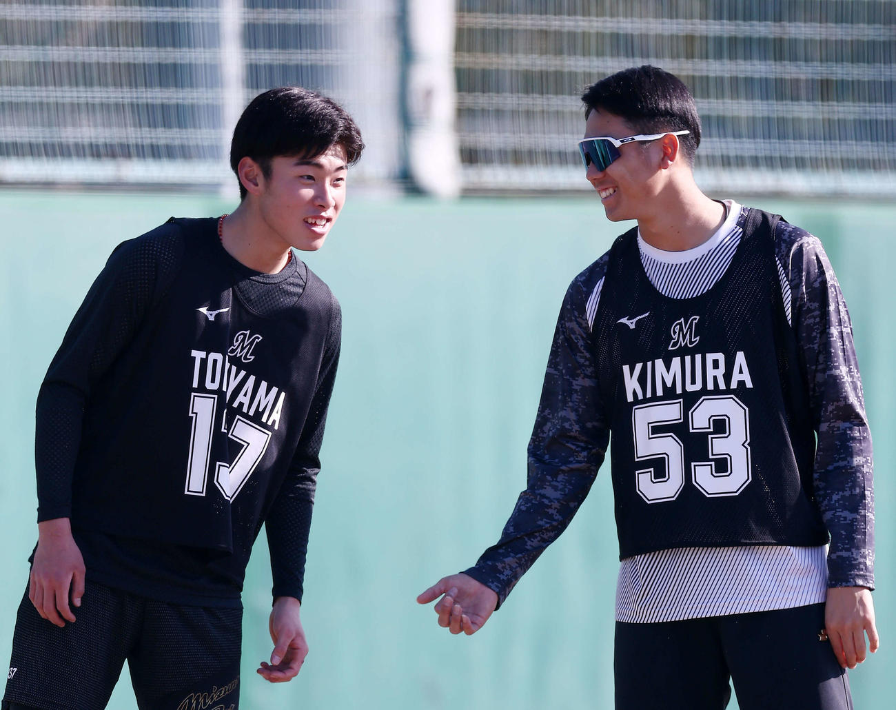 練習で富山（左）と言葉を交わすロッテ木村（撮影・河田真司）
