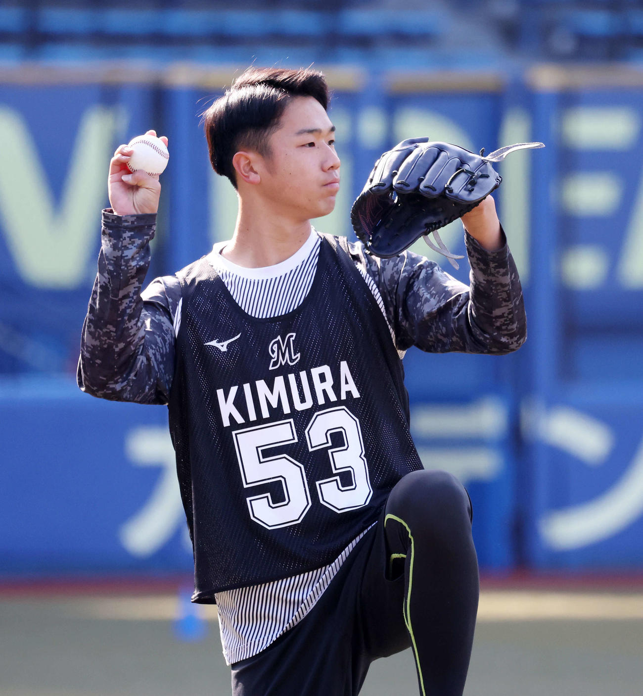 キャッチボールをするロッテドラフト3位の木村（撮影・宮地輝）