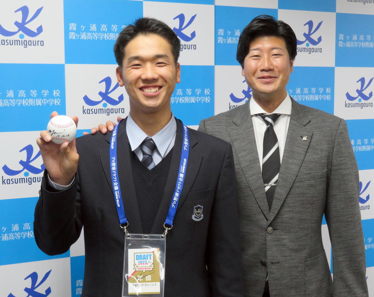 ロッテ松田進スカウト（右）から吉井理人監督のサインボールを受け取ったドラフト3位の霞ケ浦・木村優人投手＝2023年11月1日