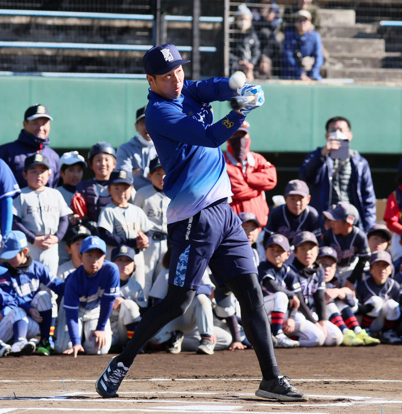 阪神青柳は自主トレ前に行われた野球教室で子どもと対決しフライを打ち上げる（撮影・加藤哉）
