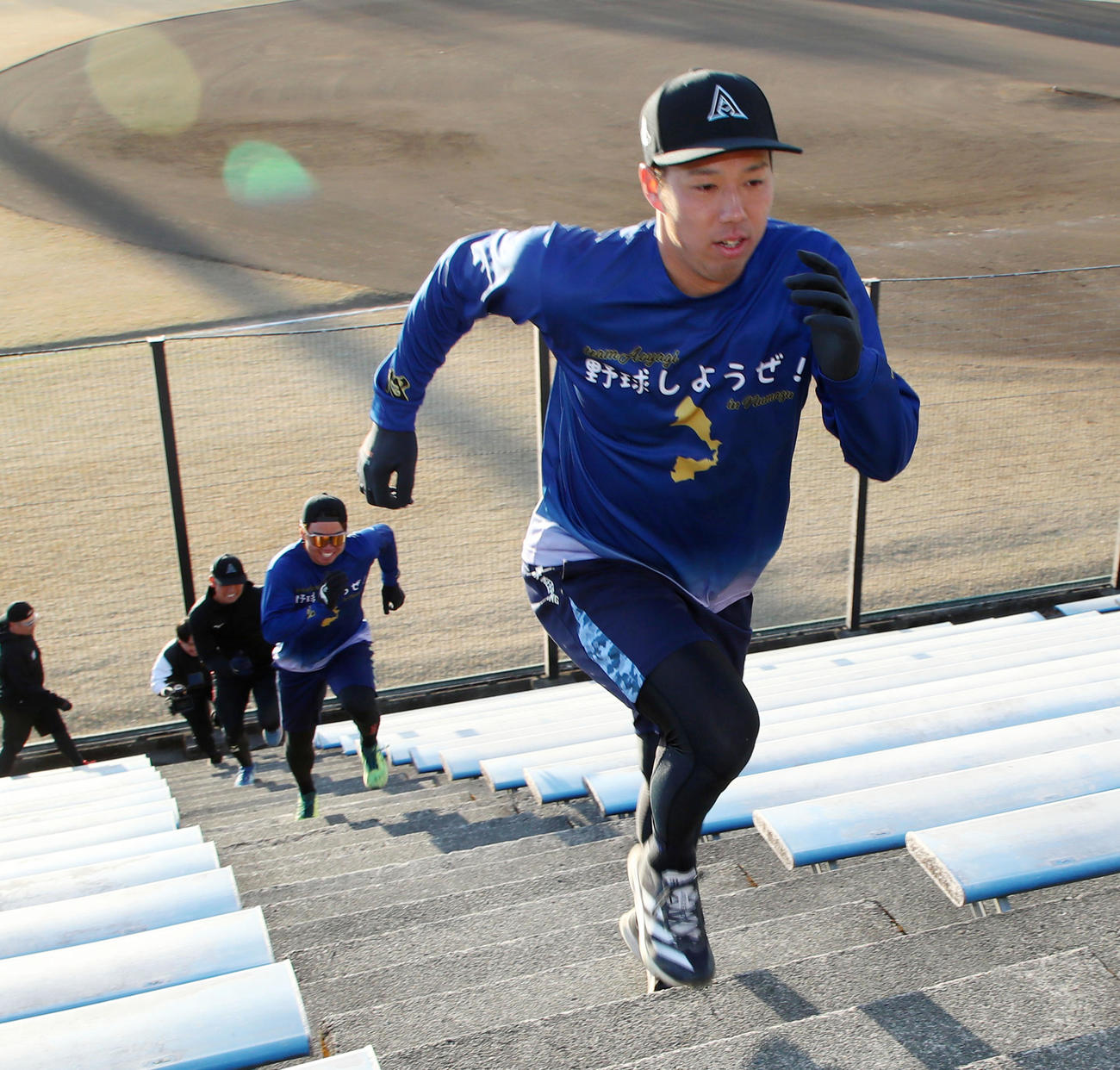 自主トレを公開しスタンドの階段を駆け上がる青柳。左は村上（撮影・加藤哉）