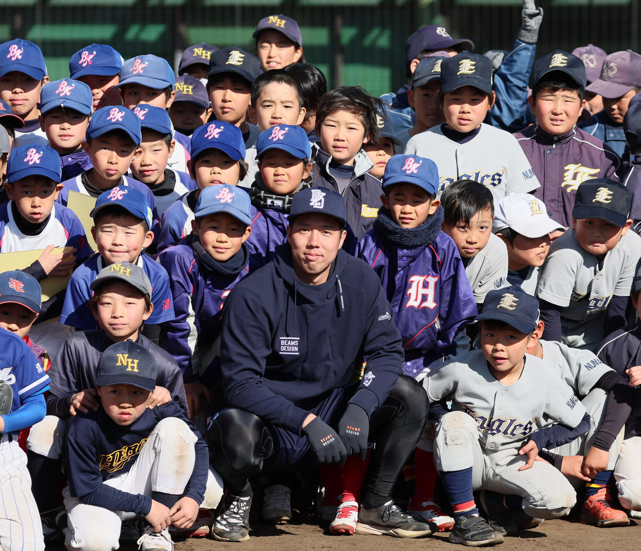 自主トレ前に行われた野球教室へ参加した青柳は記念写真に納まる（撮影・加藤哉）