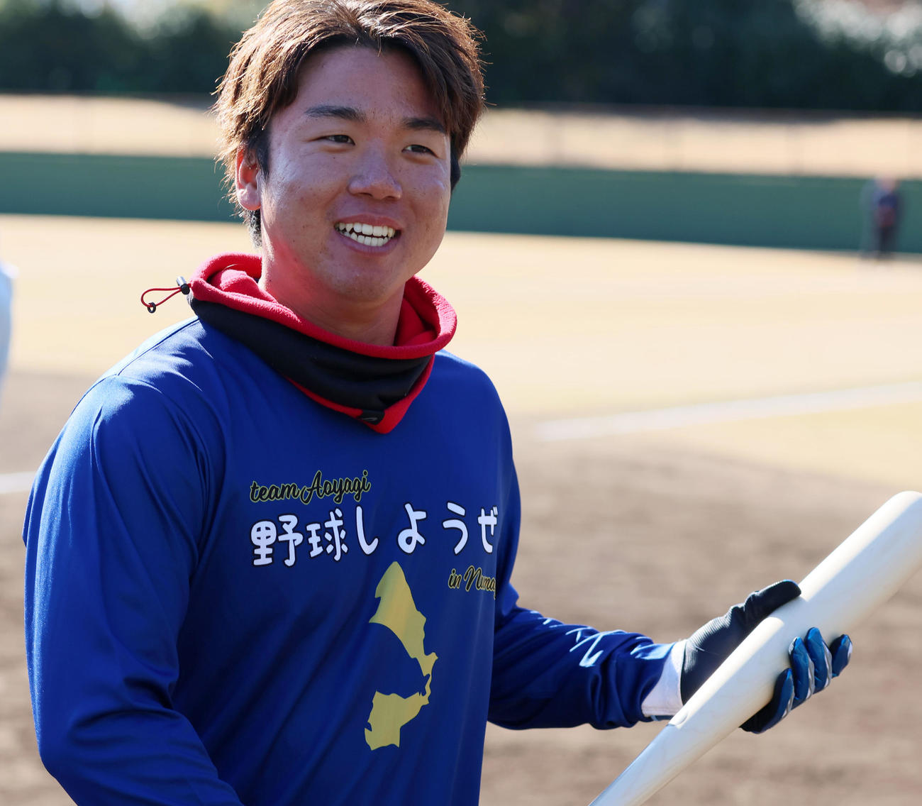 自主トレ前に行われた野球教室で子どもと対決し笑顔を見せる村上（撮影・加藤哉）