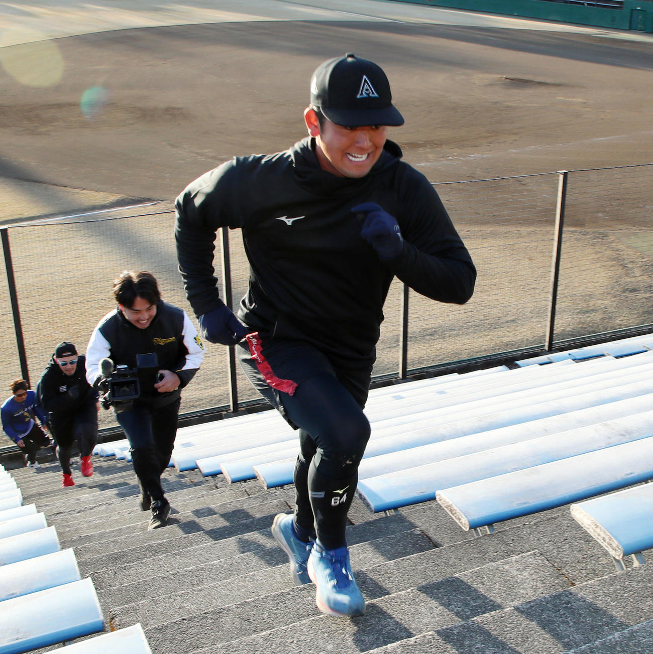 自主トレを公開しスタンドの階段を駆け上がる岡留（撮影・加藤哉）