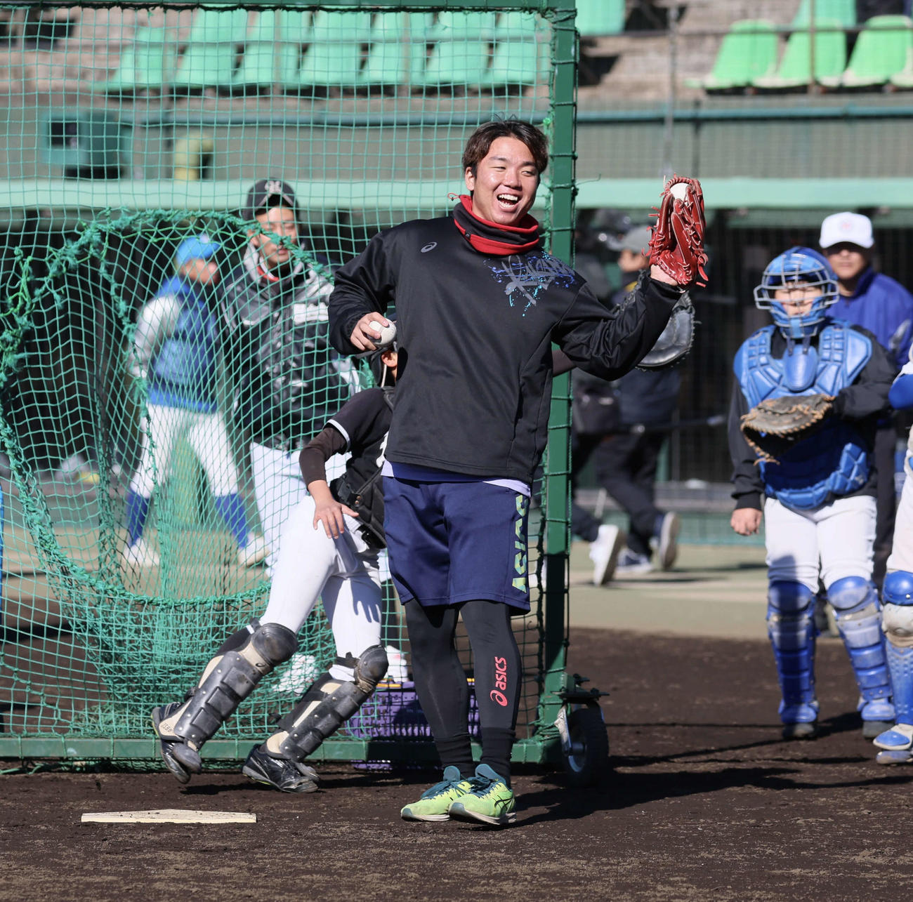 自主トレ公開前に行われた野球教室で子供たちの投球練習の打席に立った阪神村上は身体に向かって来たボールをキャッチ（撮影・加藤哉）