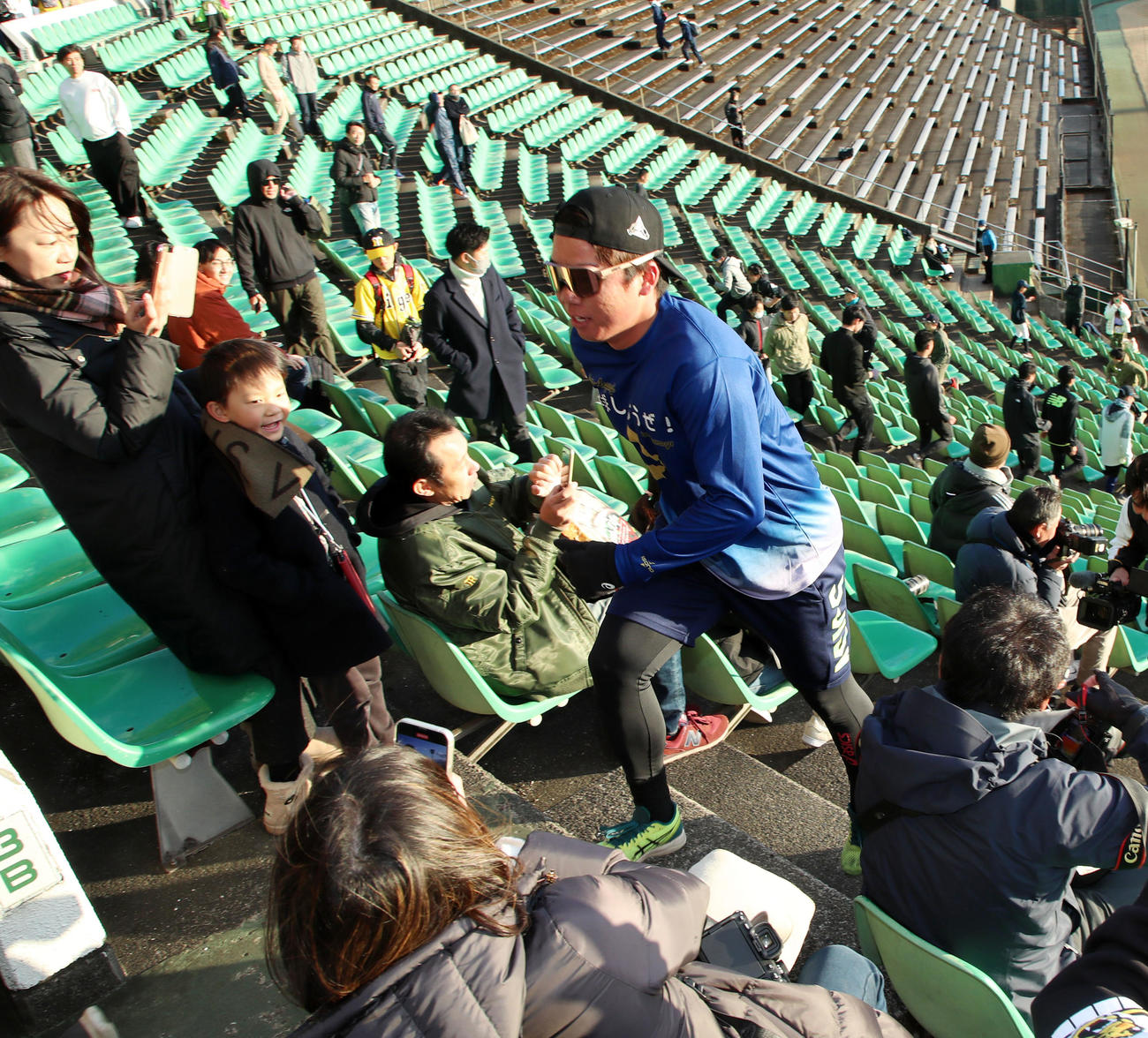 自主トレを公開しスタンドの階段を駆け上がる村上（撮影・加藤哉）
