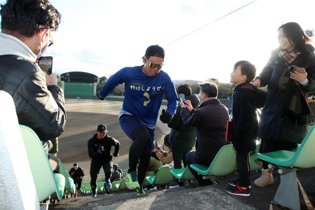 自主トレを公開しスタンドの階段を駆け上がる村上（撮影・加藤哉）