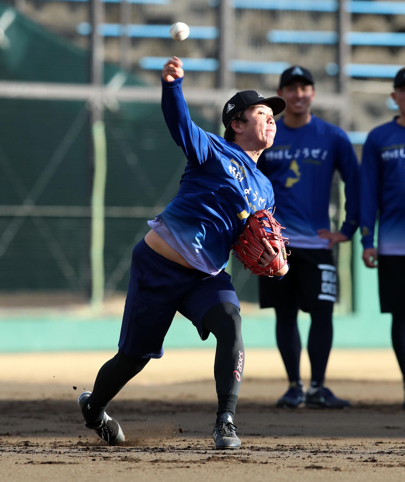 自主トレを公開しボールを一塁へ送球する村上（撮影・加藤哉）