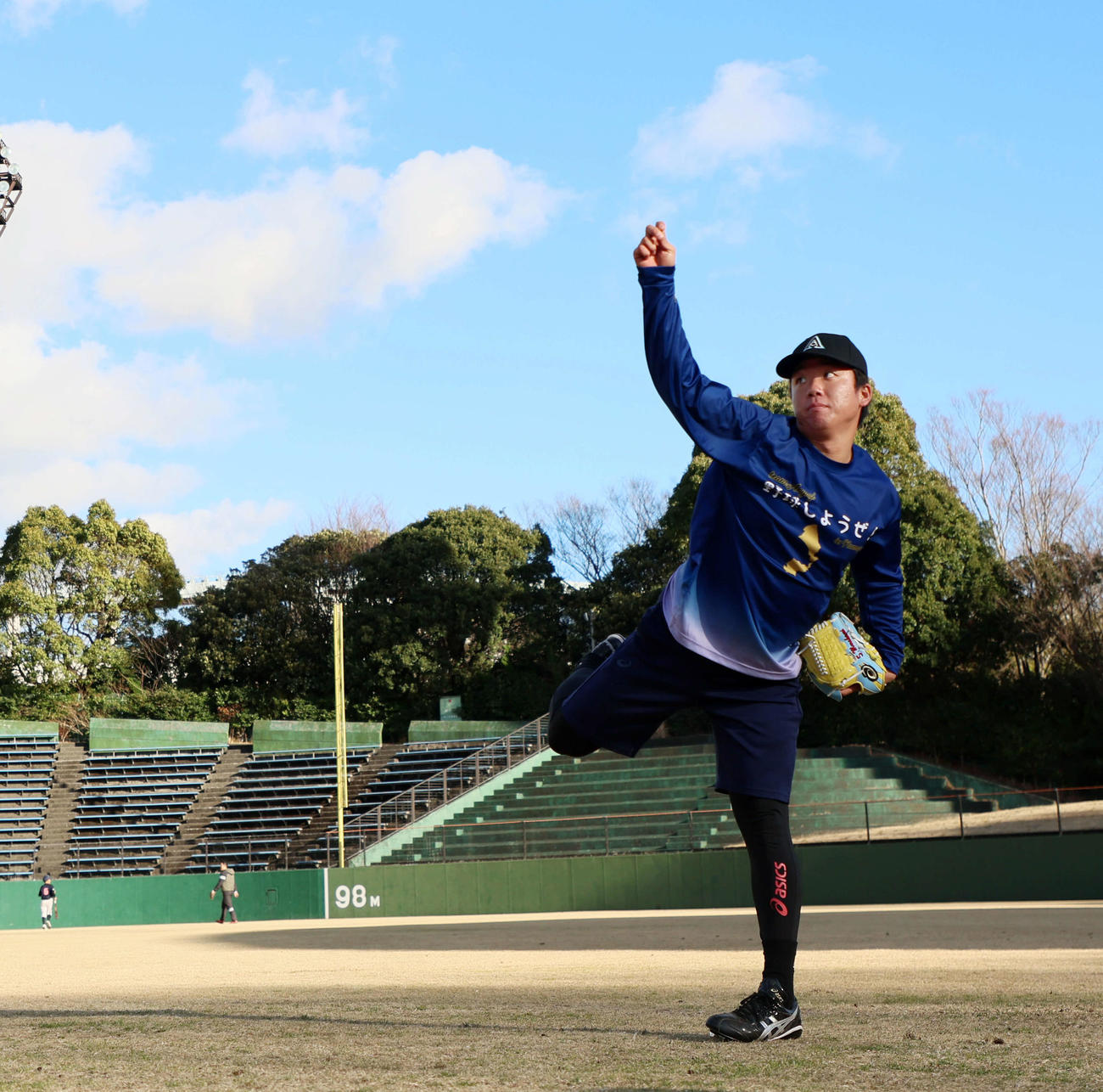 自主トレを公開しキャッチボールする村上（撮影・加藤哉）