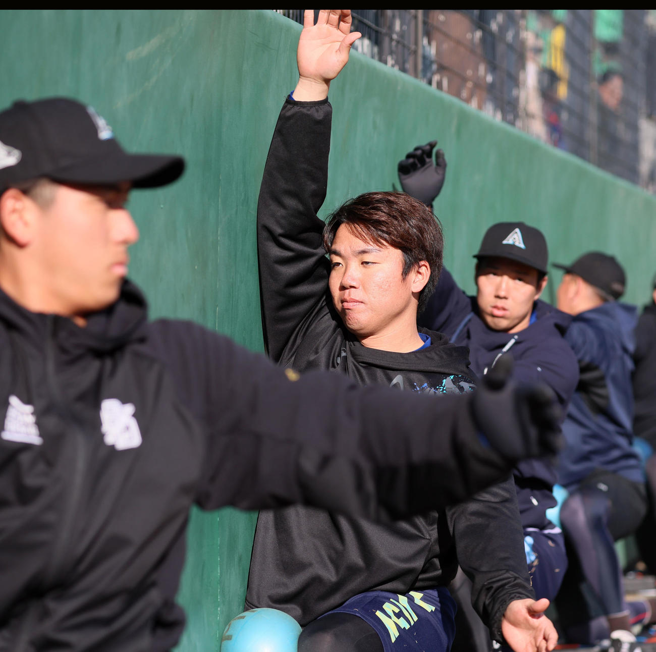 自主トレを公開しウオーミングアップする村上。右は青柳（撮影・加藤哉）