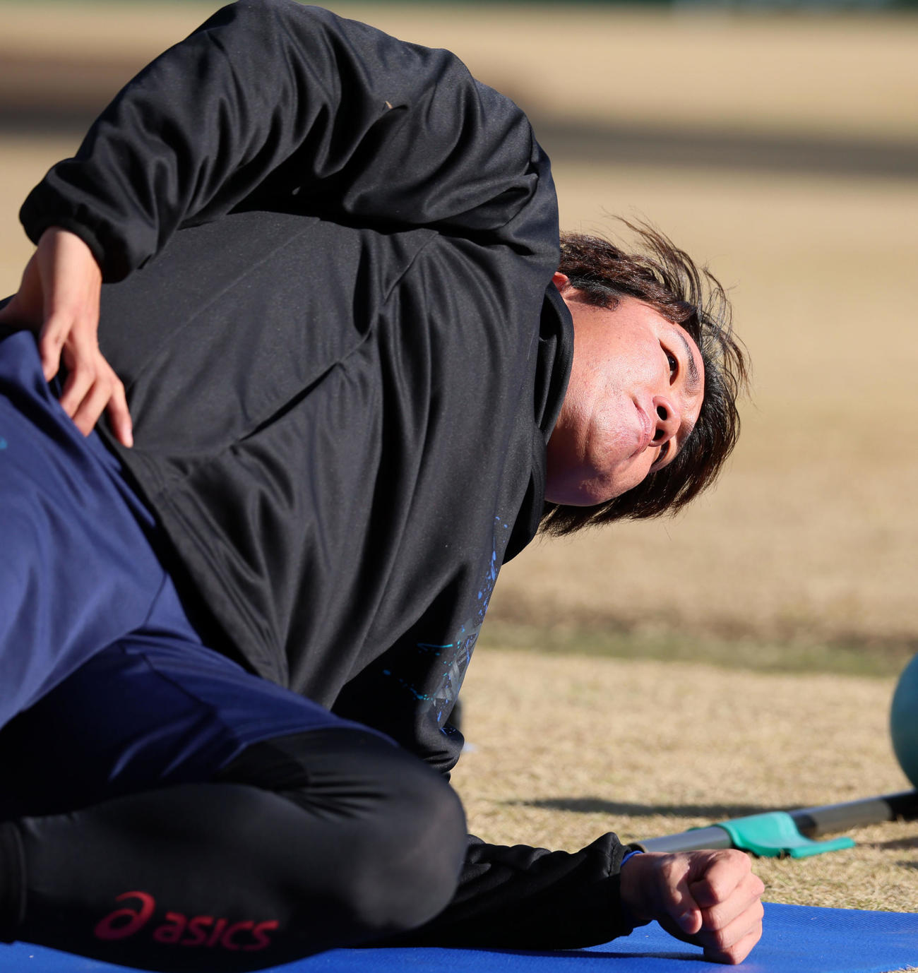 自主トレを公開しウオーミングアップする村上（撮影・加藤哉）