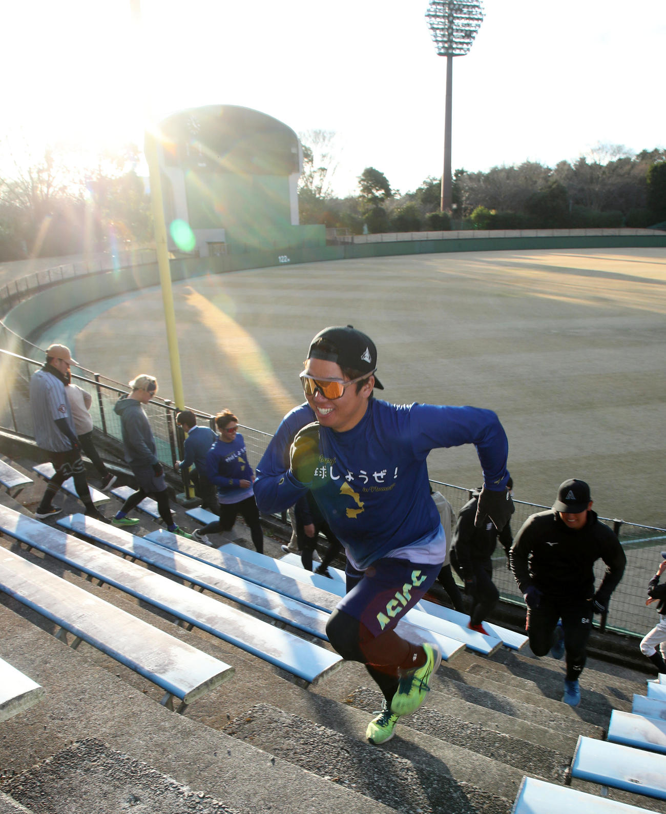 自主トレを公開し西日を浴びながらスタンドの階段を駆け上がる村上（撮影・加藤哉）