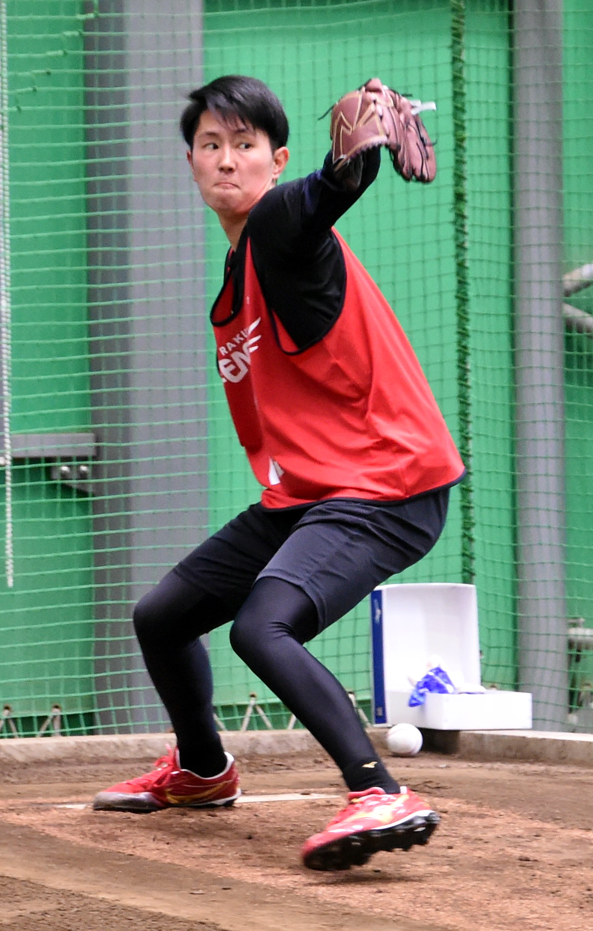 ブルペンで投球練習する楽天ドラフト5位・松田（撮影・山田愛斗）