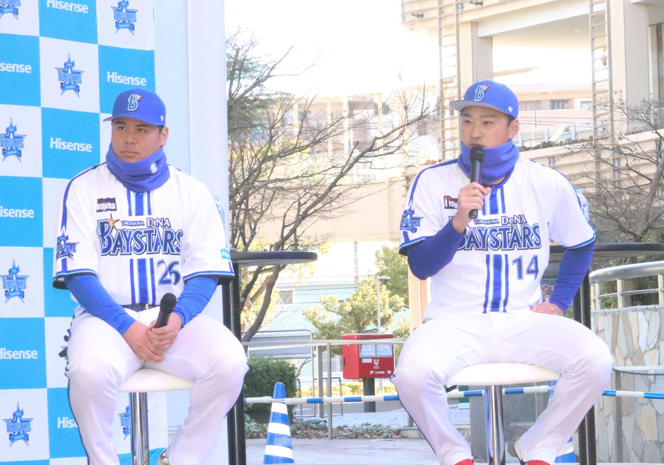 トークショーに参加したDeNA石田健（右）と浜口（撮影・小早川宗一郎）