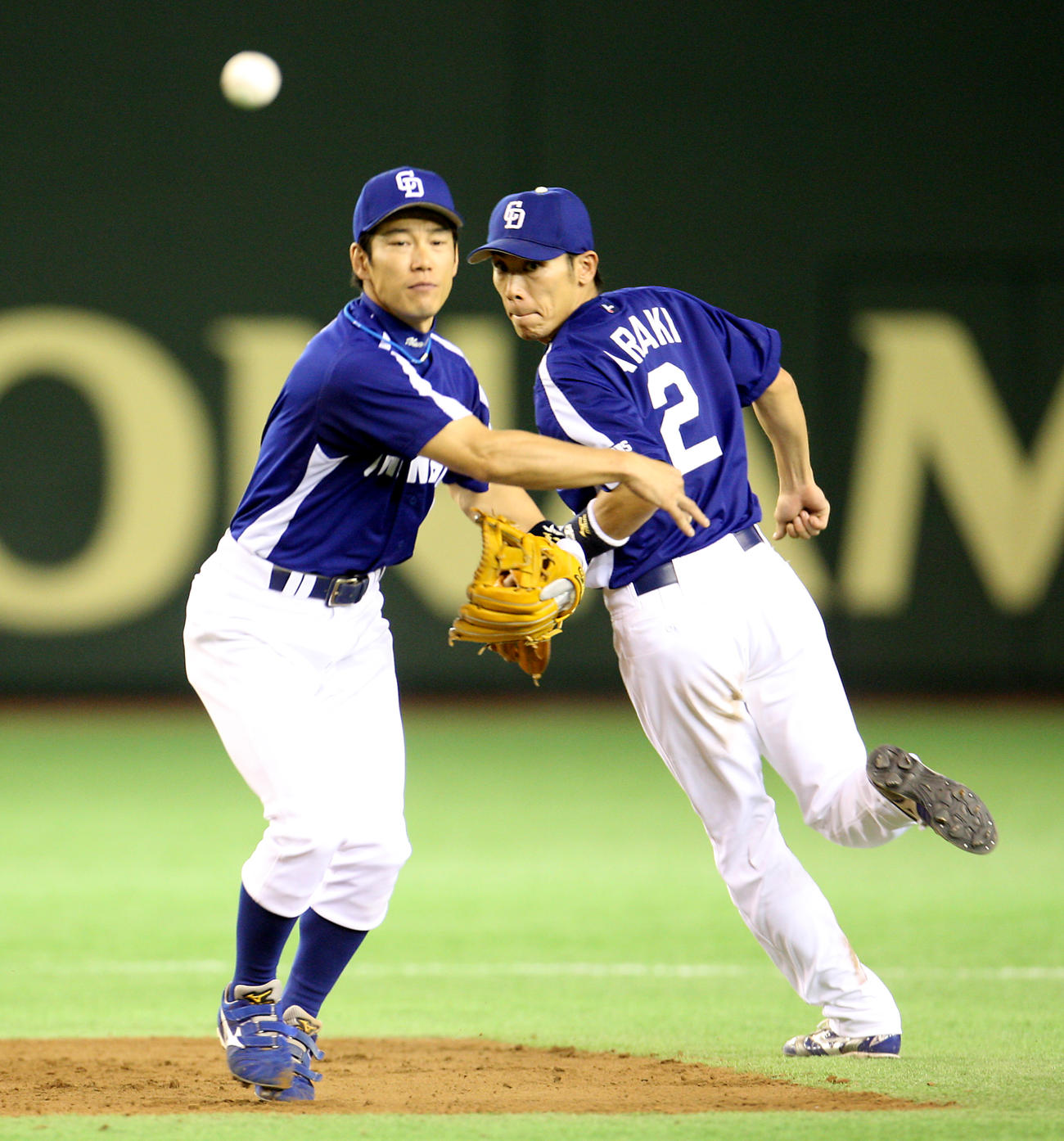 09年5月、巨人戦で二遊間コンビの荒木（右）と井端