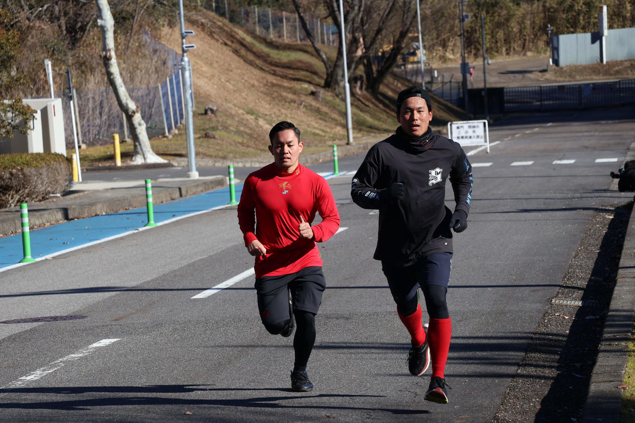 愛知黎明野球部の2学年後輩の音川氏（左）と坂道ラントレに臨む栗林（撮影・古財稜明）