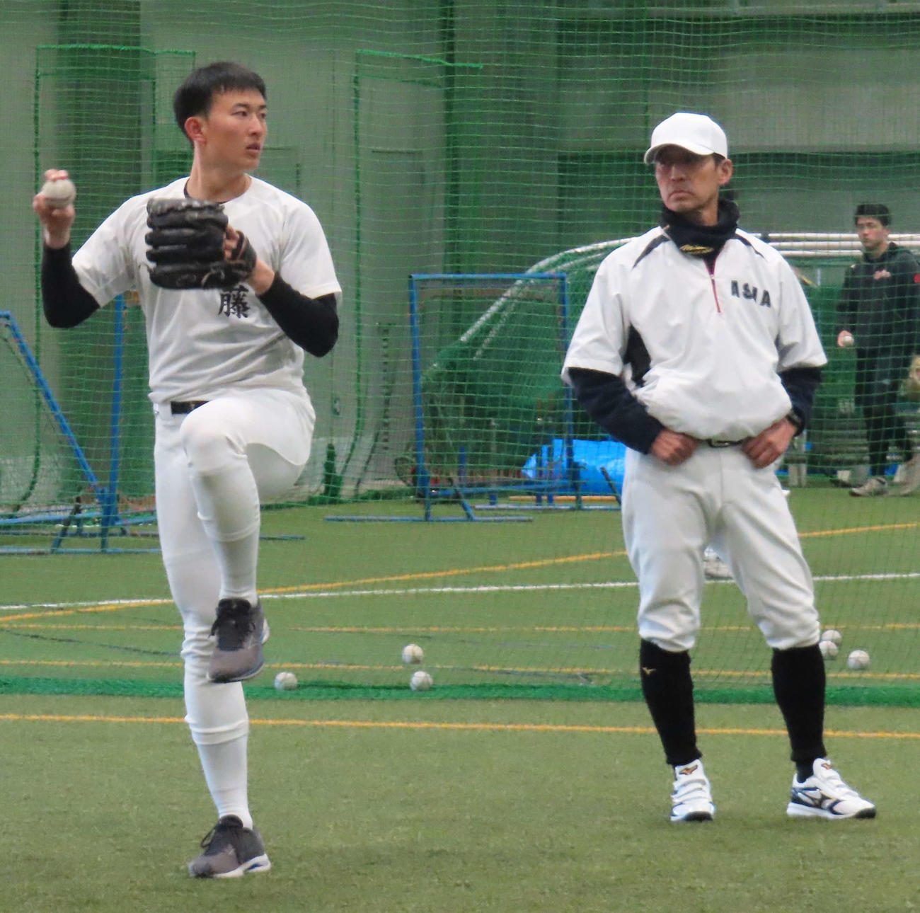 亜大・正村新監督（右）から指導を受ける斉藤（撮影・佐瀬百合子）