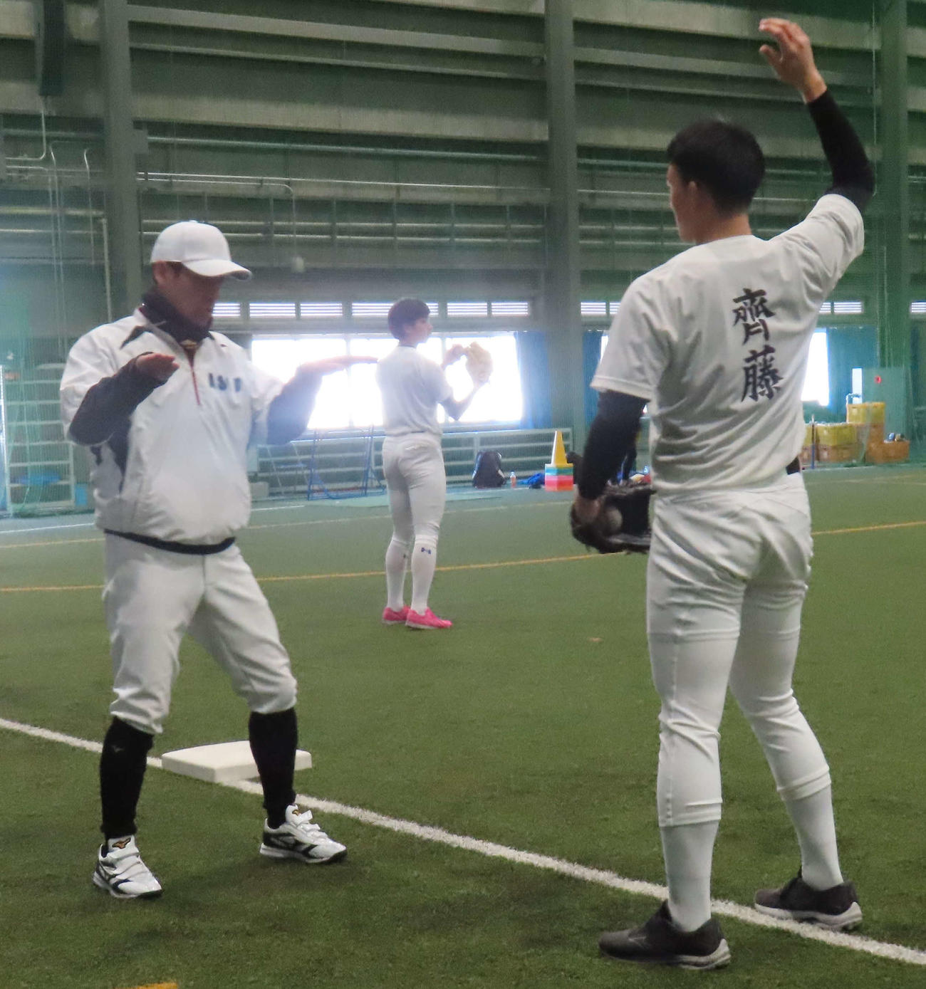 亜大・正村新監督（左）から指導を受ける斉藤（撮影・佐瀬百合子）