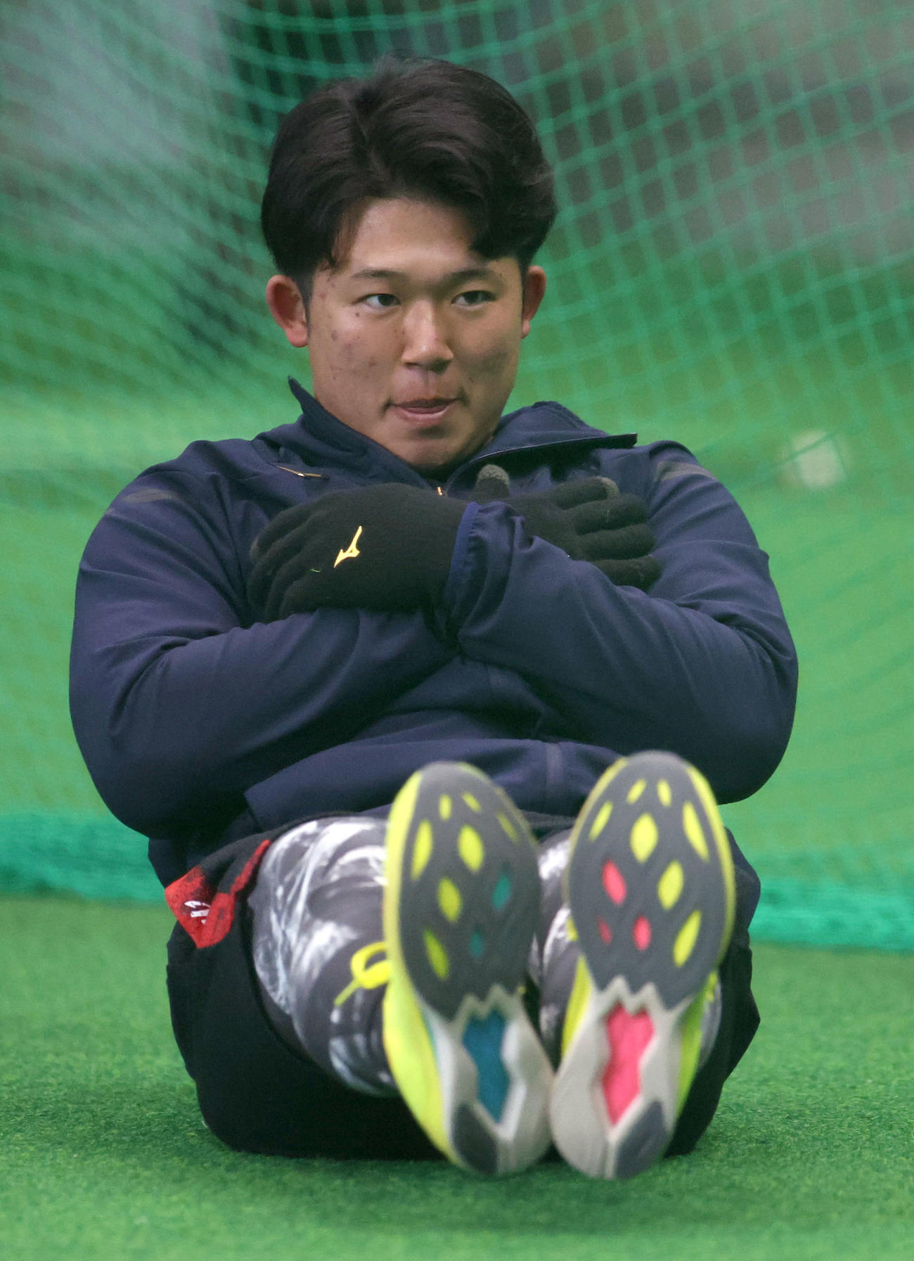 体幹トレーニングをする日本ハム進藤（撮影・佐藤翔太）