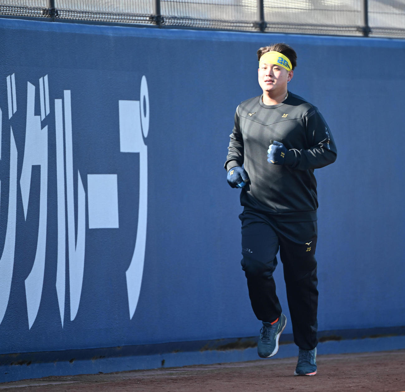 ランニングで調整するオリックス内藤（撮影・和賀正仁）