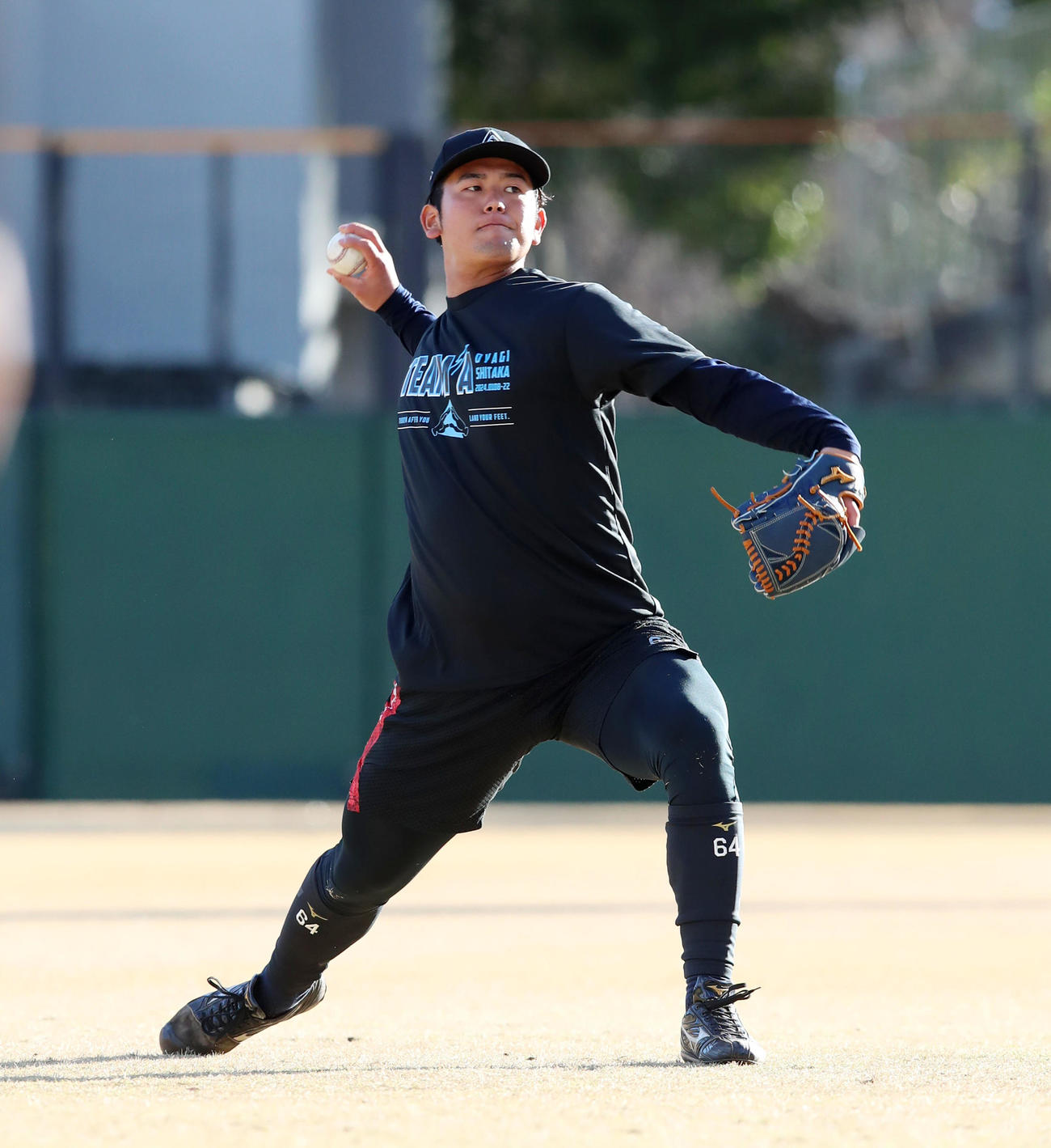 自主トレを公開しキャッチボールする岡留（撮影・加藤哉）