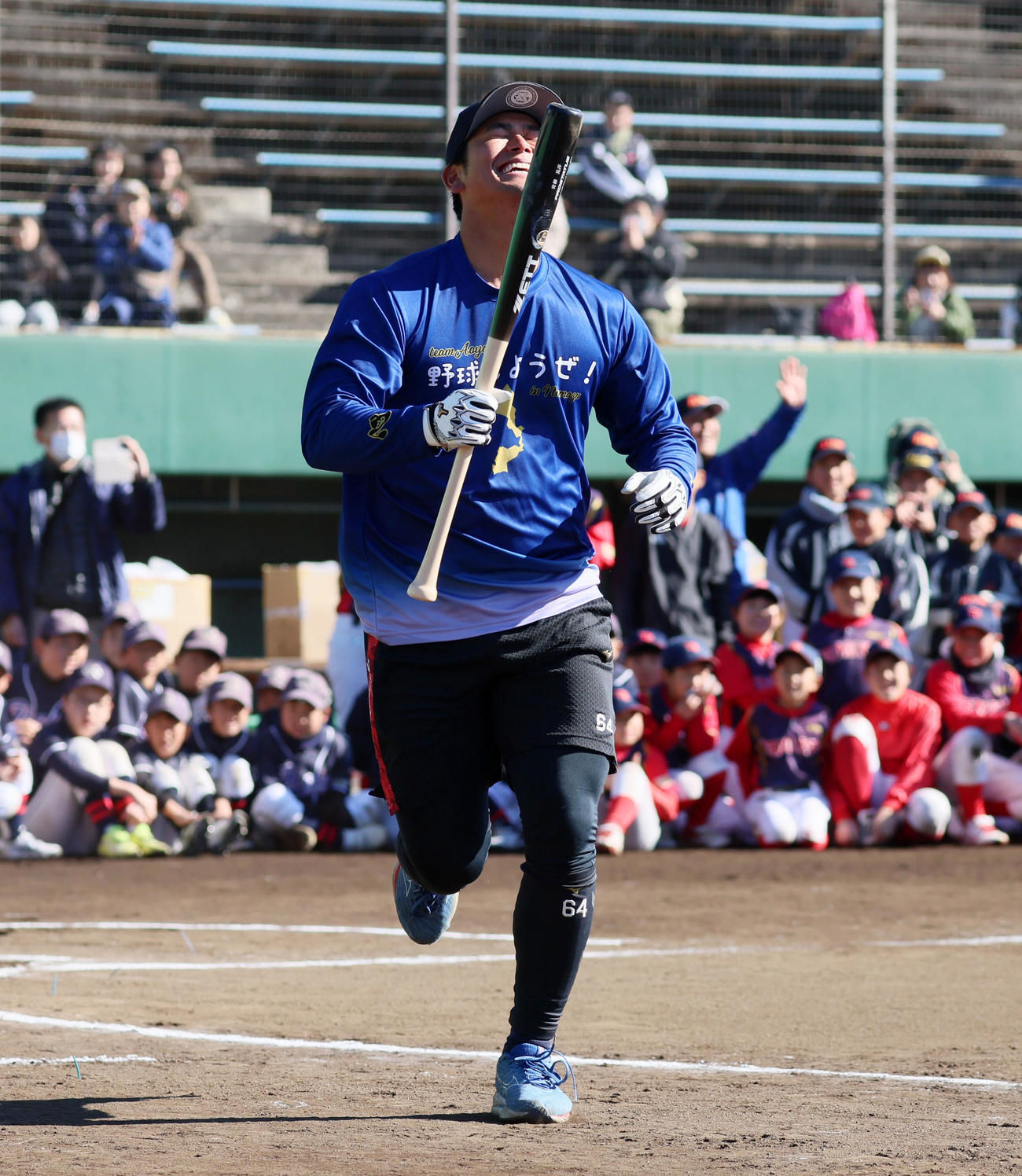 岡留は自主トレ前に行われた野球教室で子どもと対決し三振に倒れる（撮影・加藤哉）
