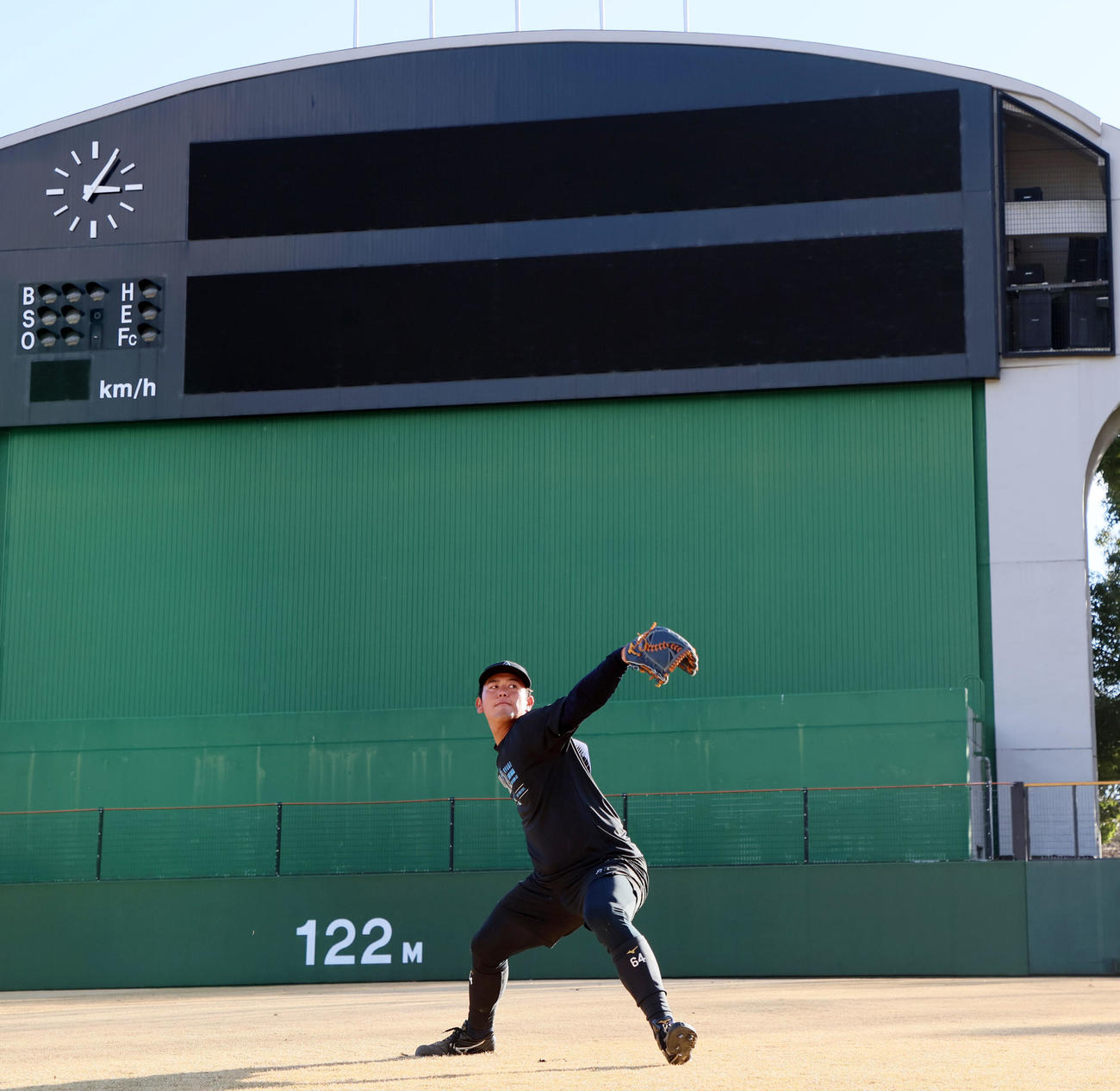 自主トレを公開しキャッチボールする岡留（撮影・加藤哉）