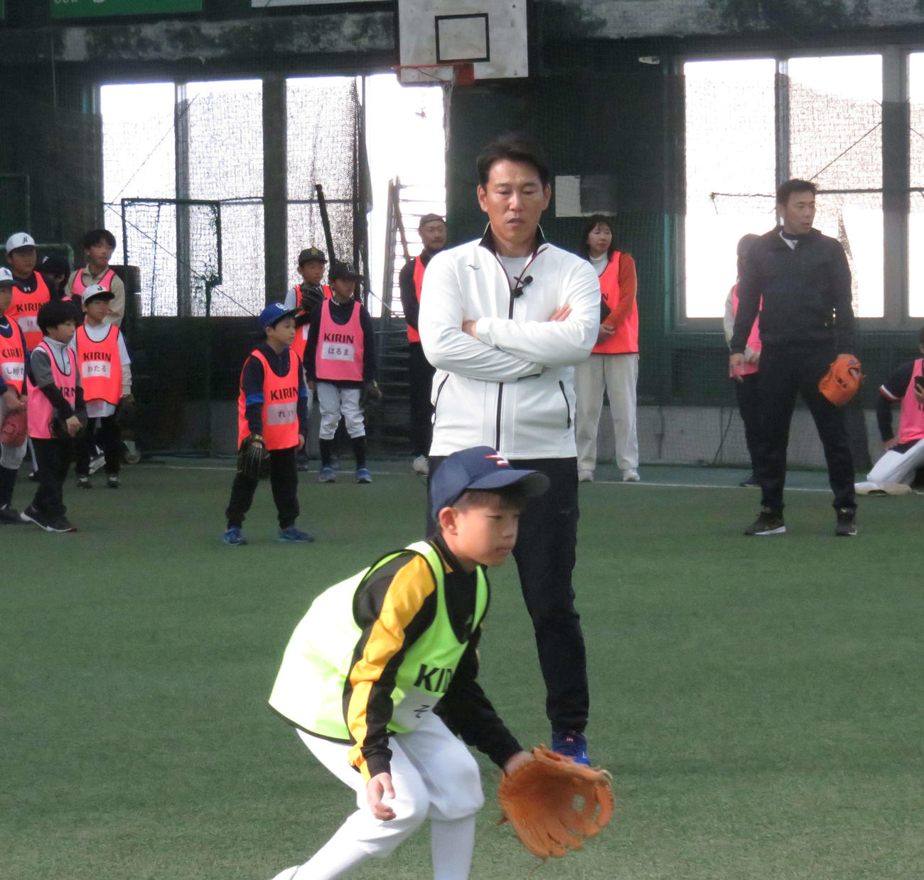 野球教室で指導する侍ジャパン井端監督（中央）と元中日荒木氏（奥右）