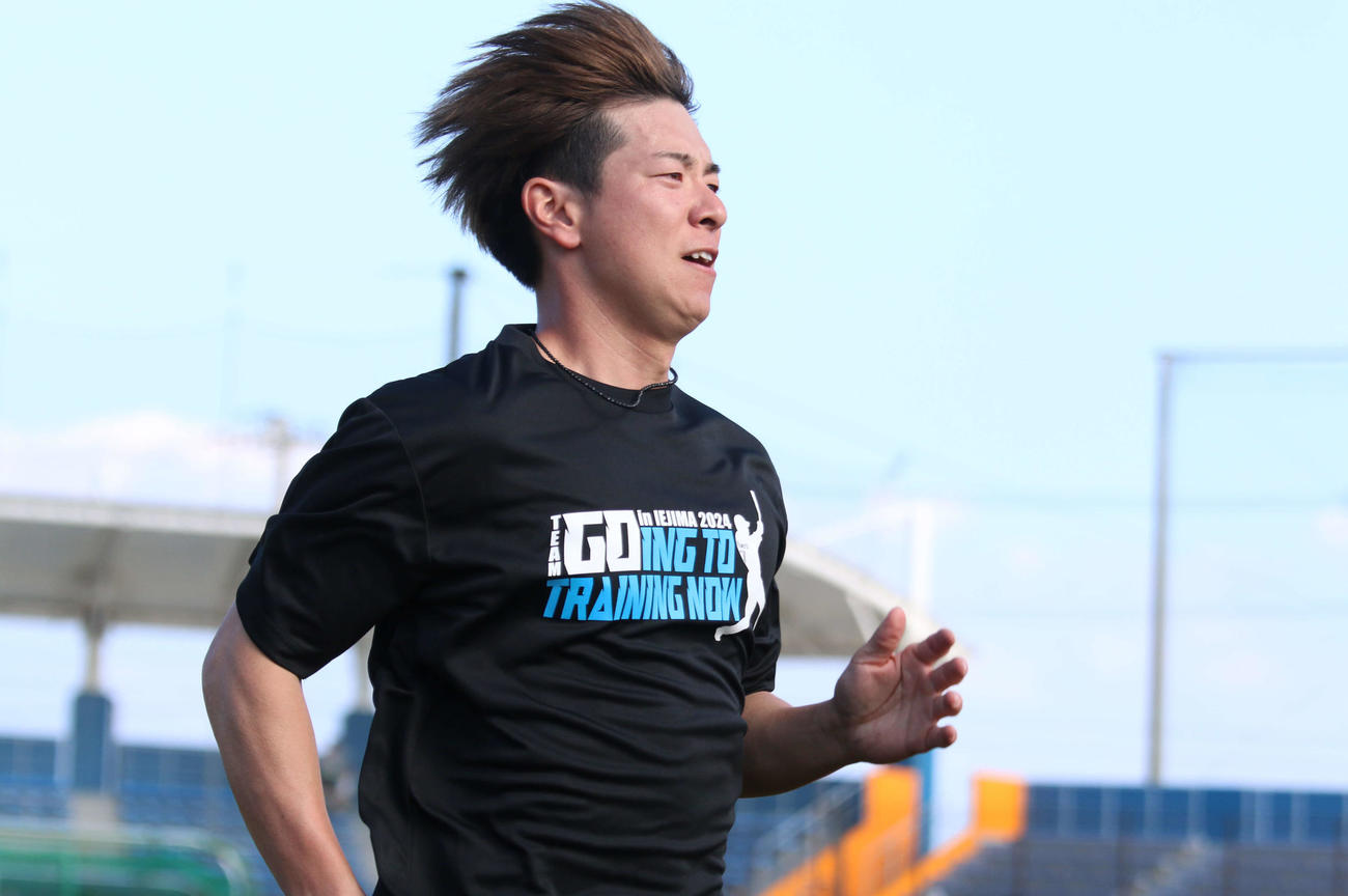 沖縄・伊江村での自主トレを公開した日本ハム松本剛（撮影・木下大輔）