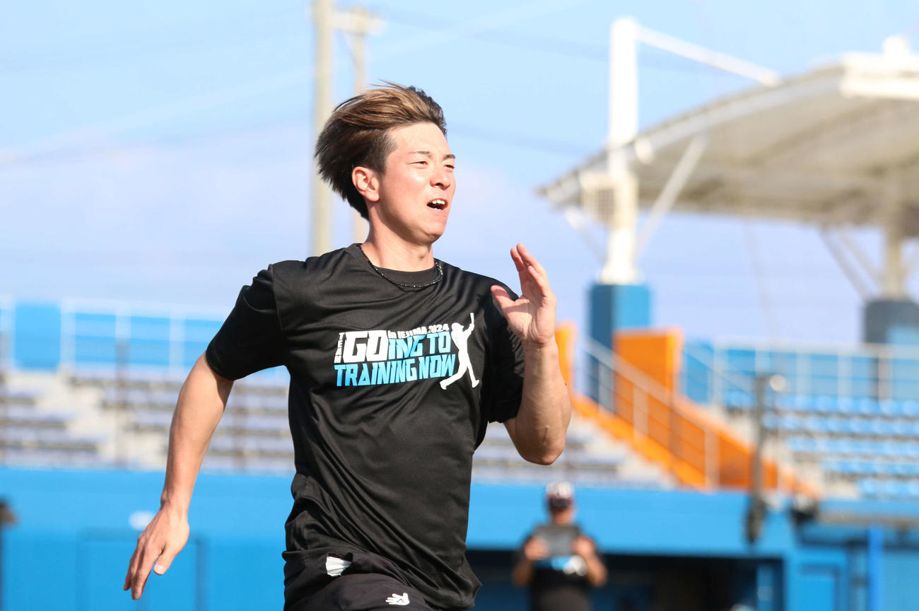 沖縄・伊江村での自主トレを公開した日本ハム松本剛（撮影・木下大輔）
