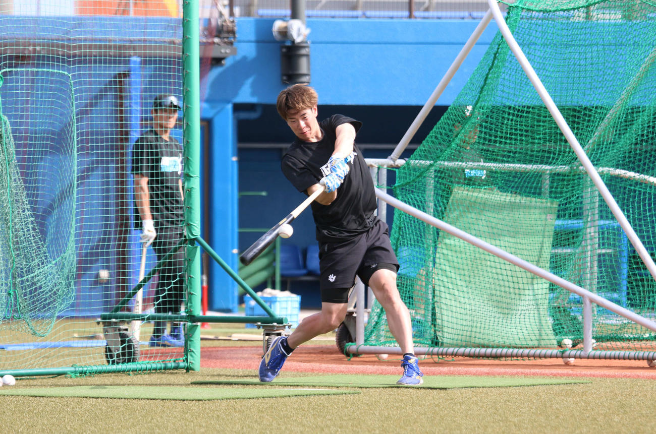 沖縄・伊江村での自主トレを公開した日本ハム松本剛（撮影・木下大輔）
