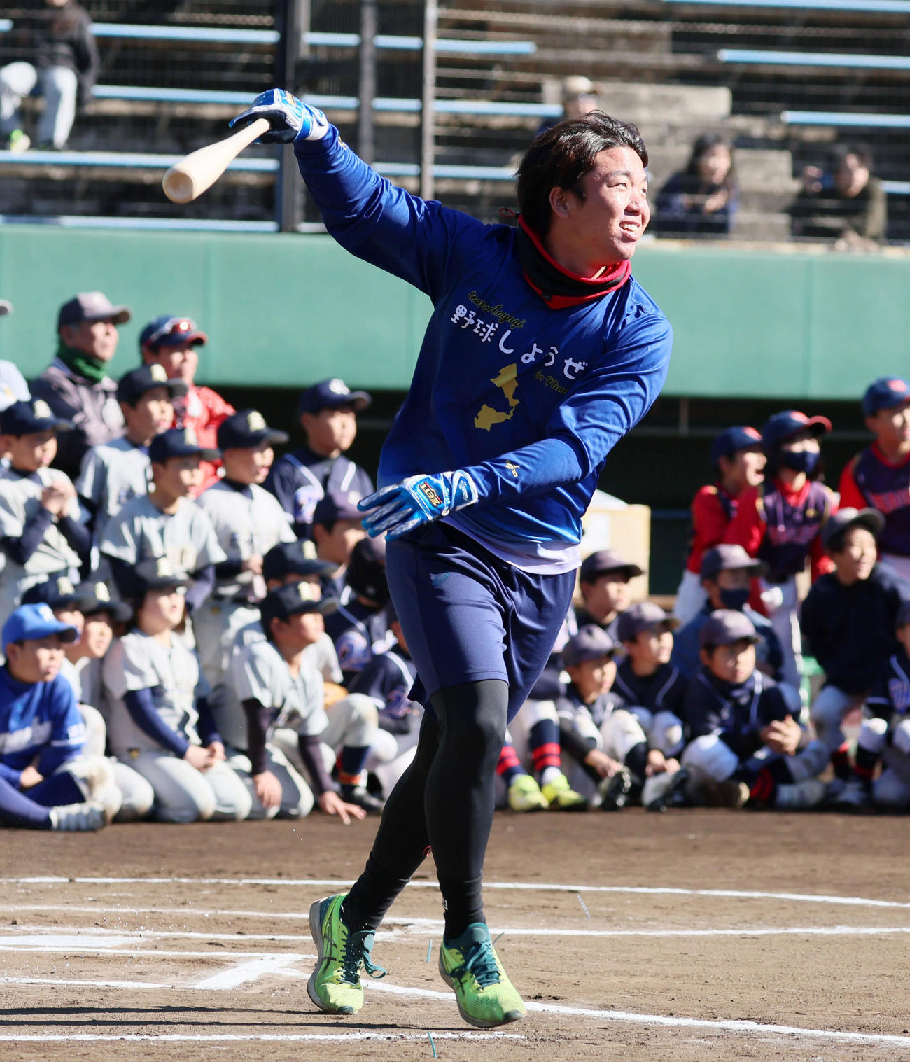 阪神村上は自主トレ前に行われた野球教室で子どもと対決（撮影・加藤哉）