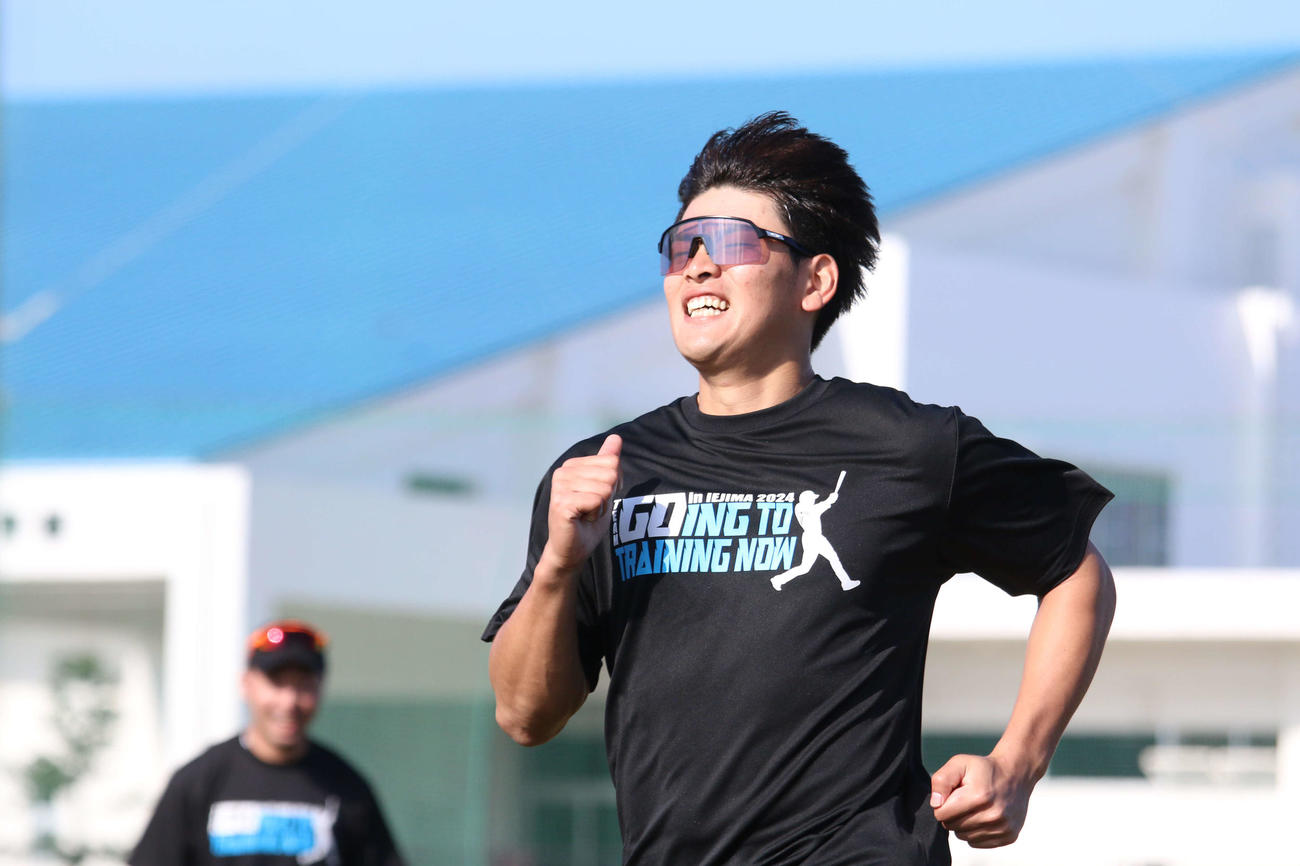 沖縄・伊江村での自主トレを公開した日本ハム野村（撮影・木下大輔）