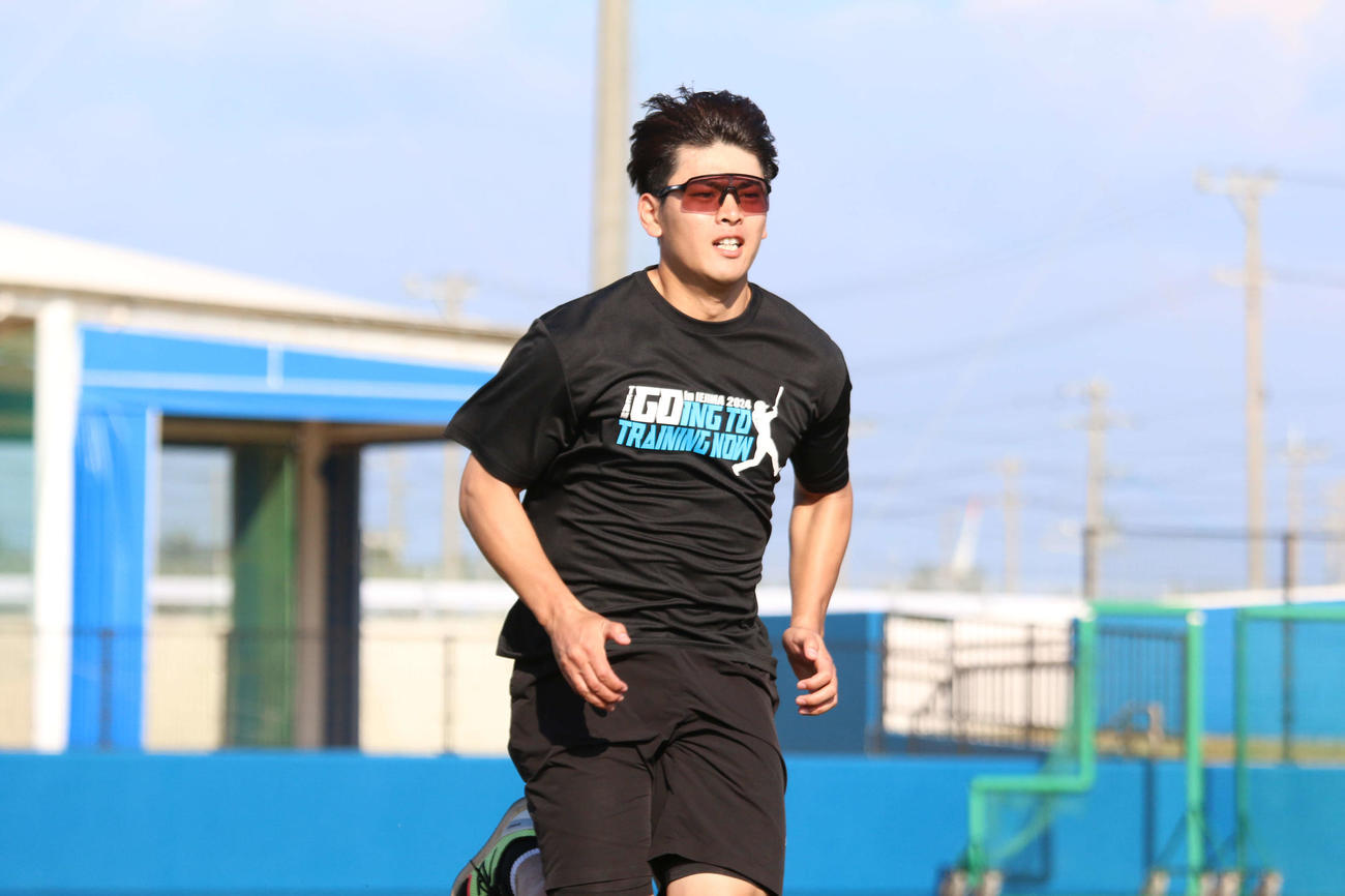 沖縄・伊江村での自主トレを公開した日本ハム野村（撮影・木下大輔）