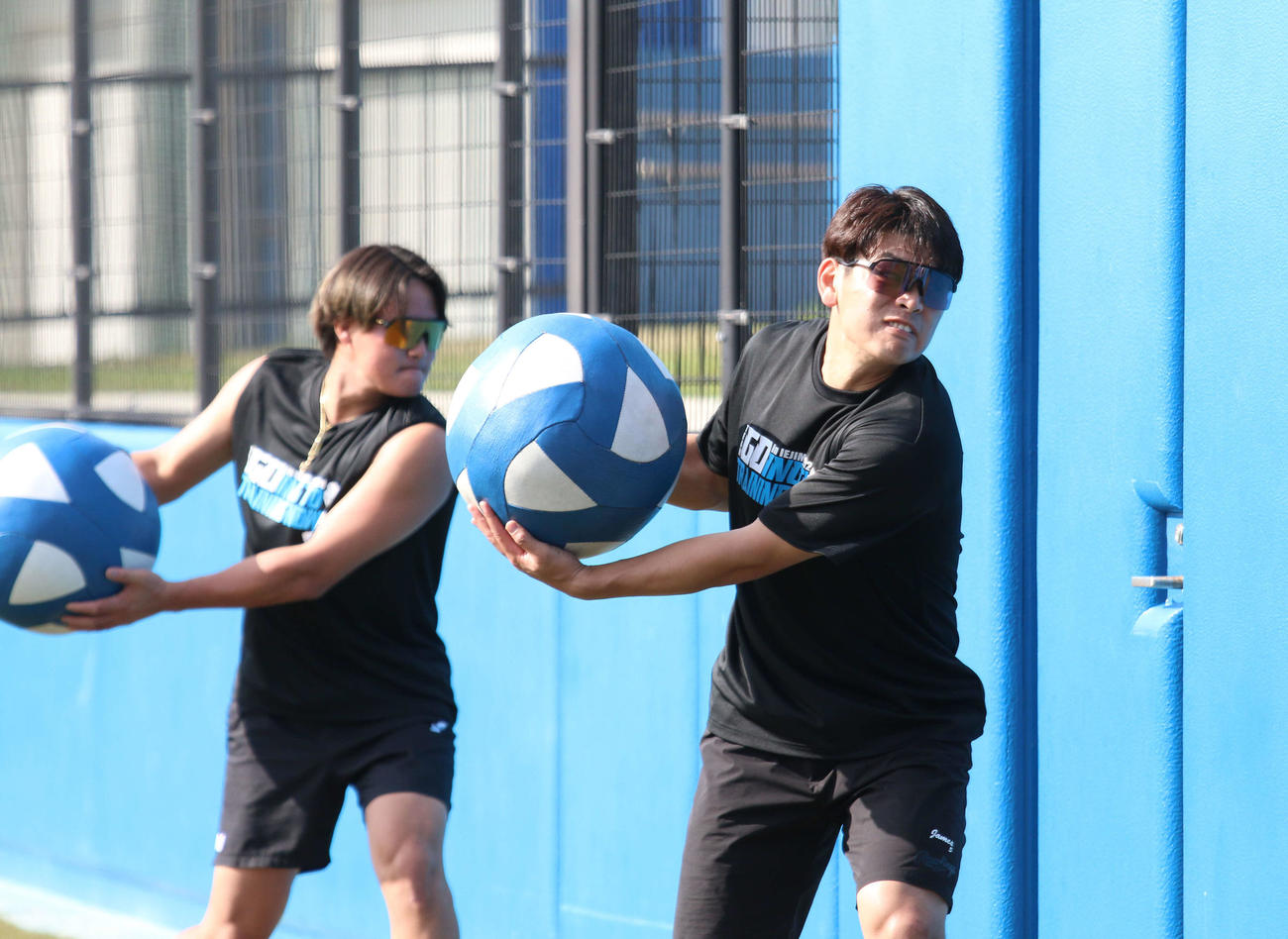 沖縄・伊江村での自主トレを公開した日本ハム野村（左は郡）（撮影・木下大輔）