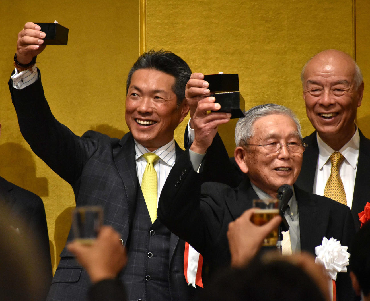乾杯で笑顔の小久保監督（撮影・只松憲）