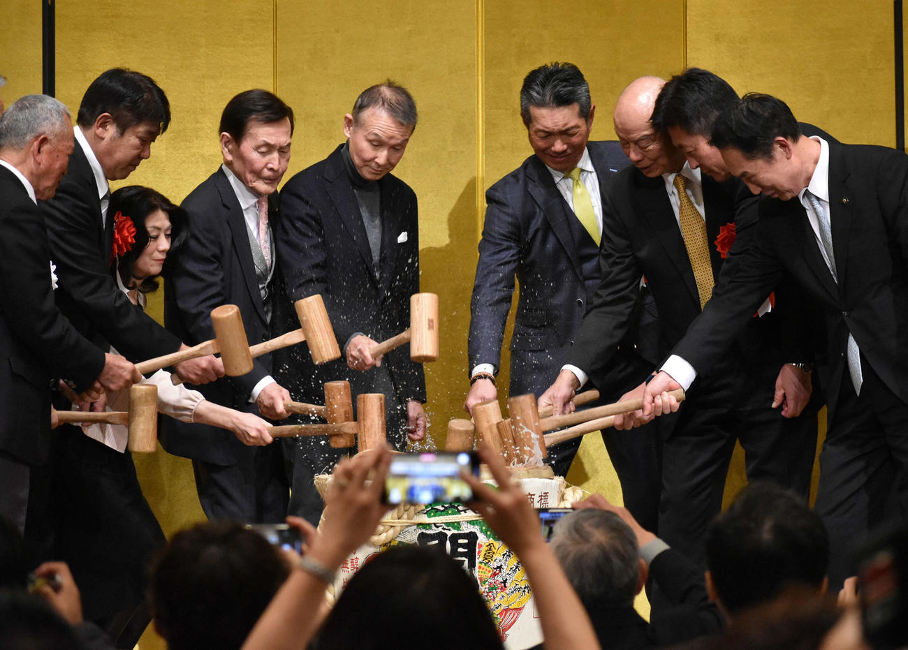 関係者と鏡開きをする小久保監督（撮影・只松憲）