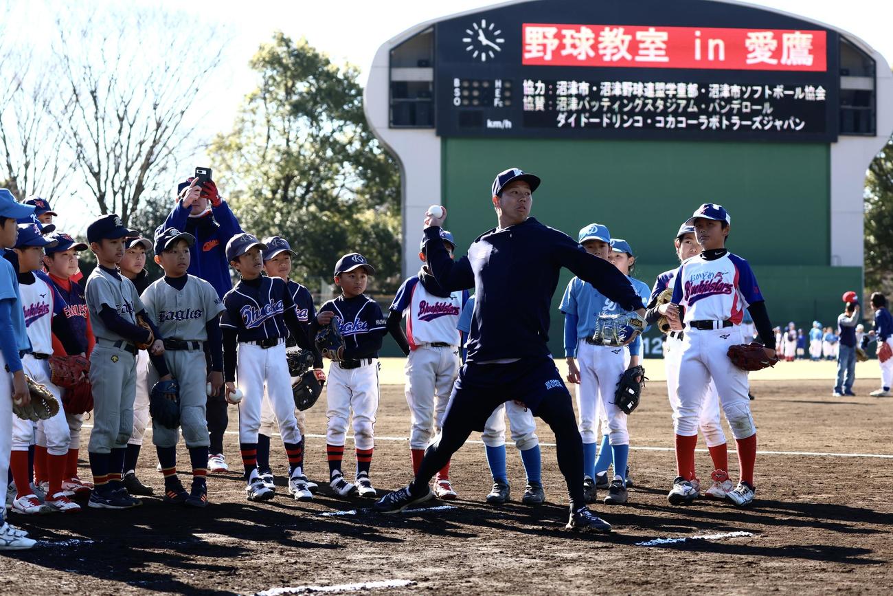 自主トレ公開前に行われた野球教室で子供たちに手本を見せる青柳（撮影・加藤哉）2023年1月14日＝静岡県営愛鷹球場
