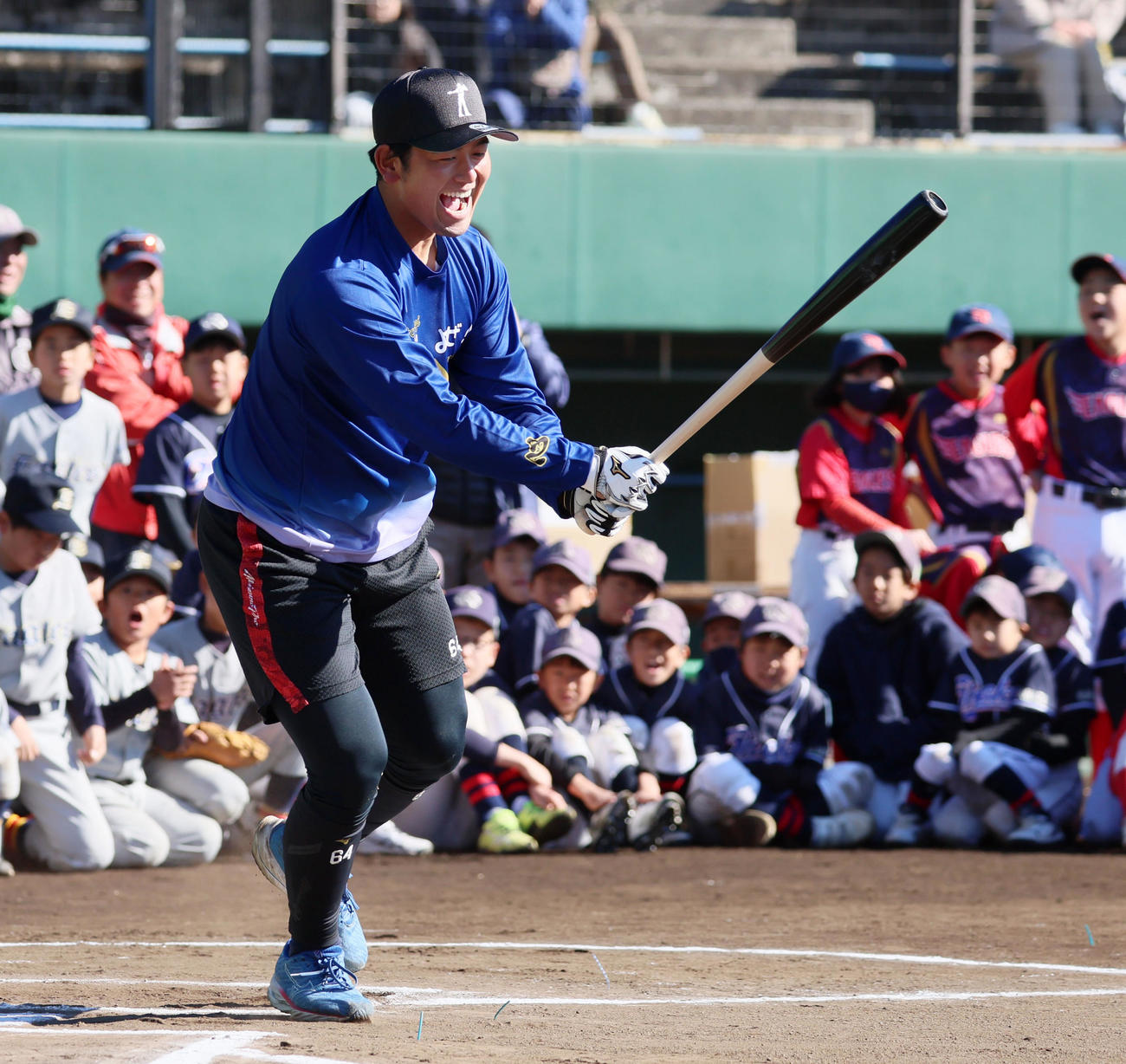 岡留は自主トレ前に行われた野球教室で子どもと対決し三振に倒れる（撮影・加藤哉）