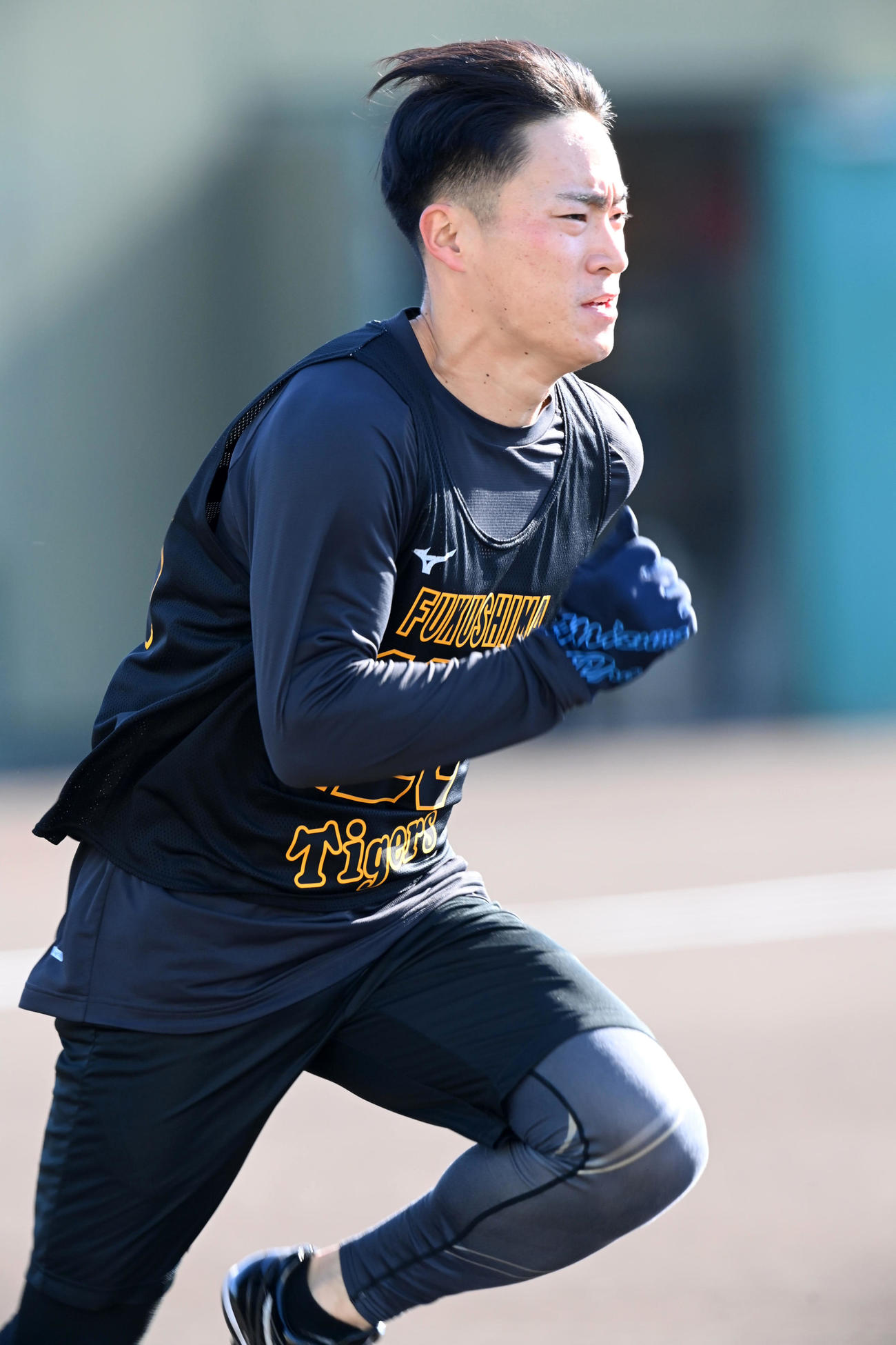 新人合同自主トレでベースランニングを行う阪神福島（撮影・前岡正明）
