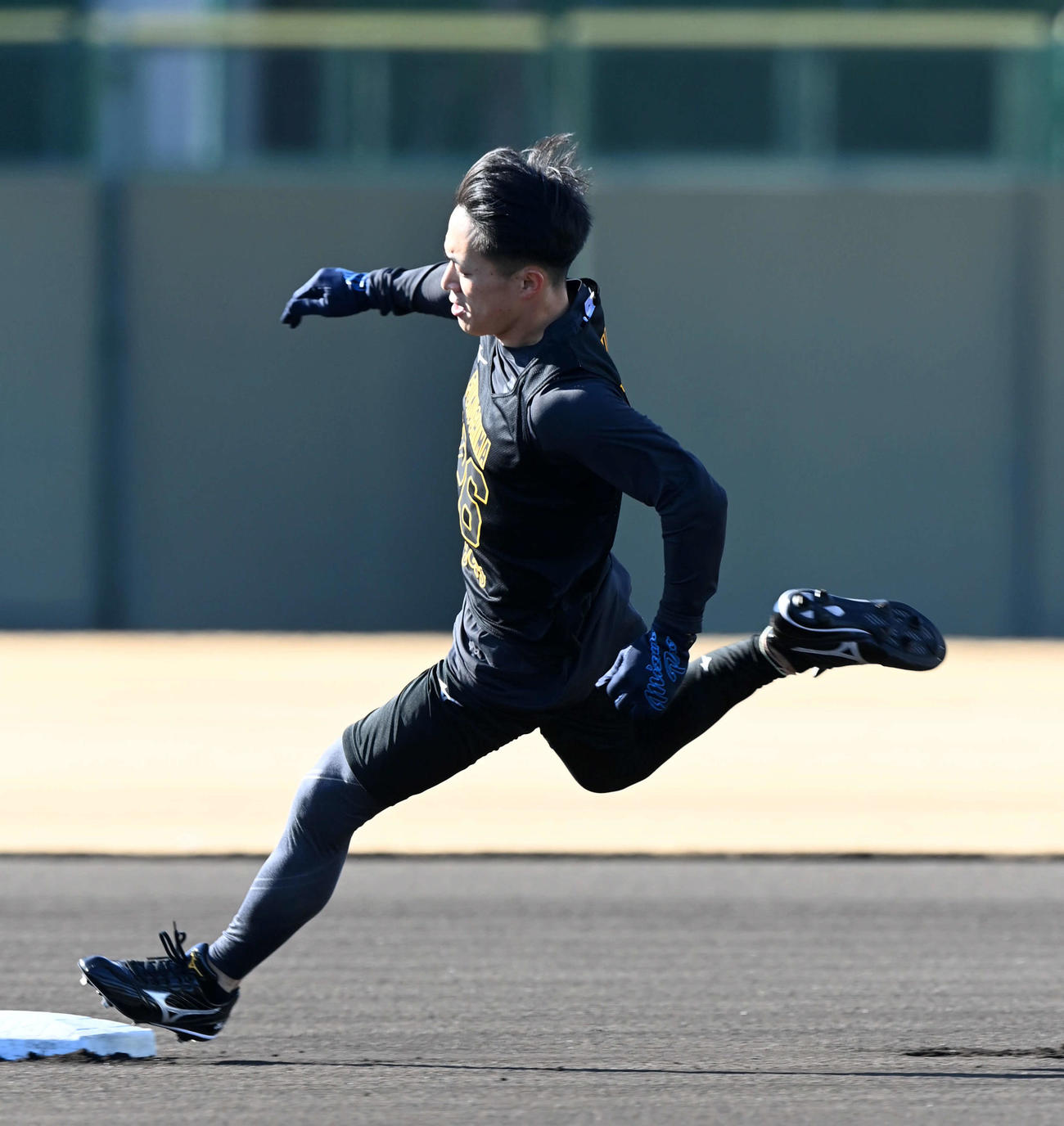 新人合同自主トレでベースランニングを行う阪神福島（撮影・前岡正明）