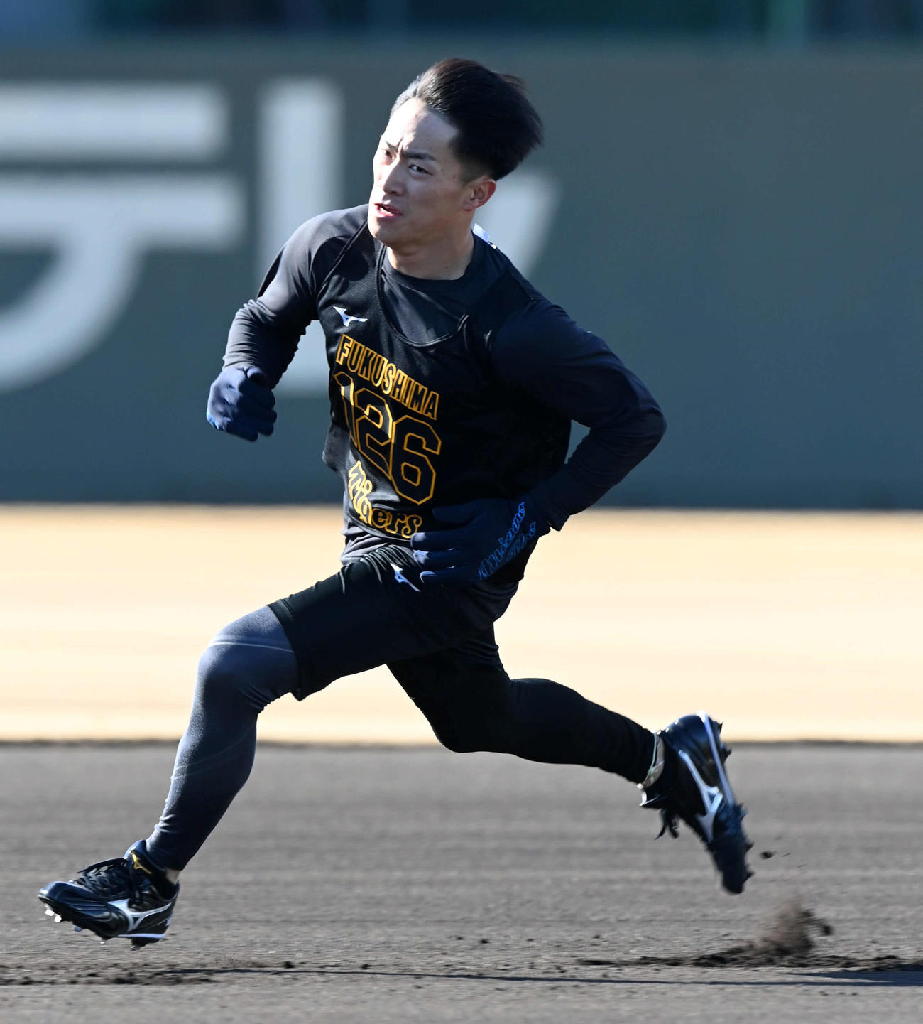 新人合同自主トレでベースランニングを行う阪神福島（撮影・前岡正明）