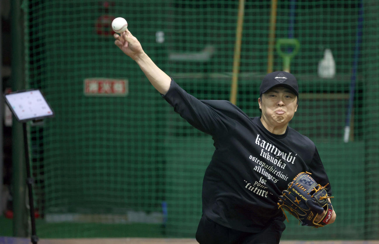 ブルペンで投球練習をする日本ハム田中正（撮影・佐藤翔太）