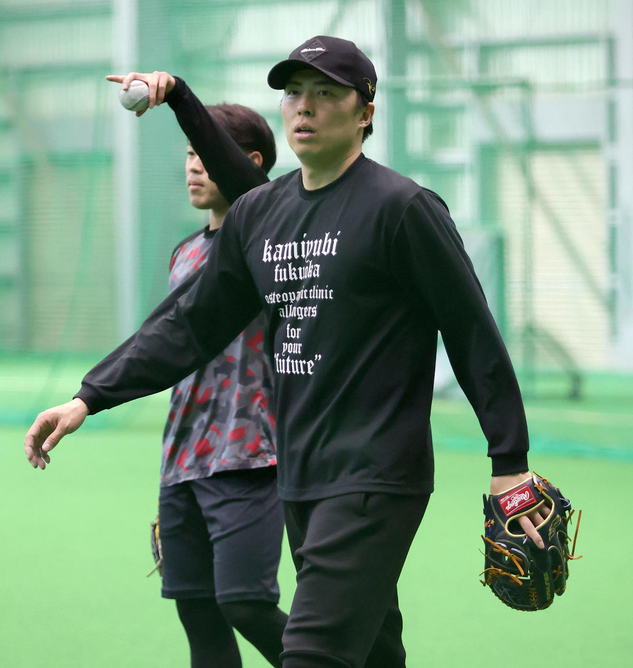 キャッチボールを終える日本ハム根本（左後方）と田中正（撮影・佐藤翔太）