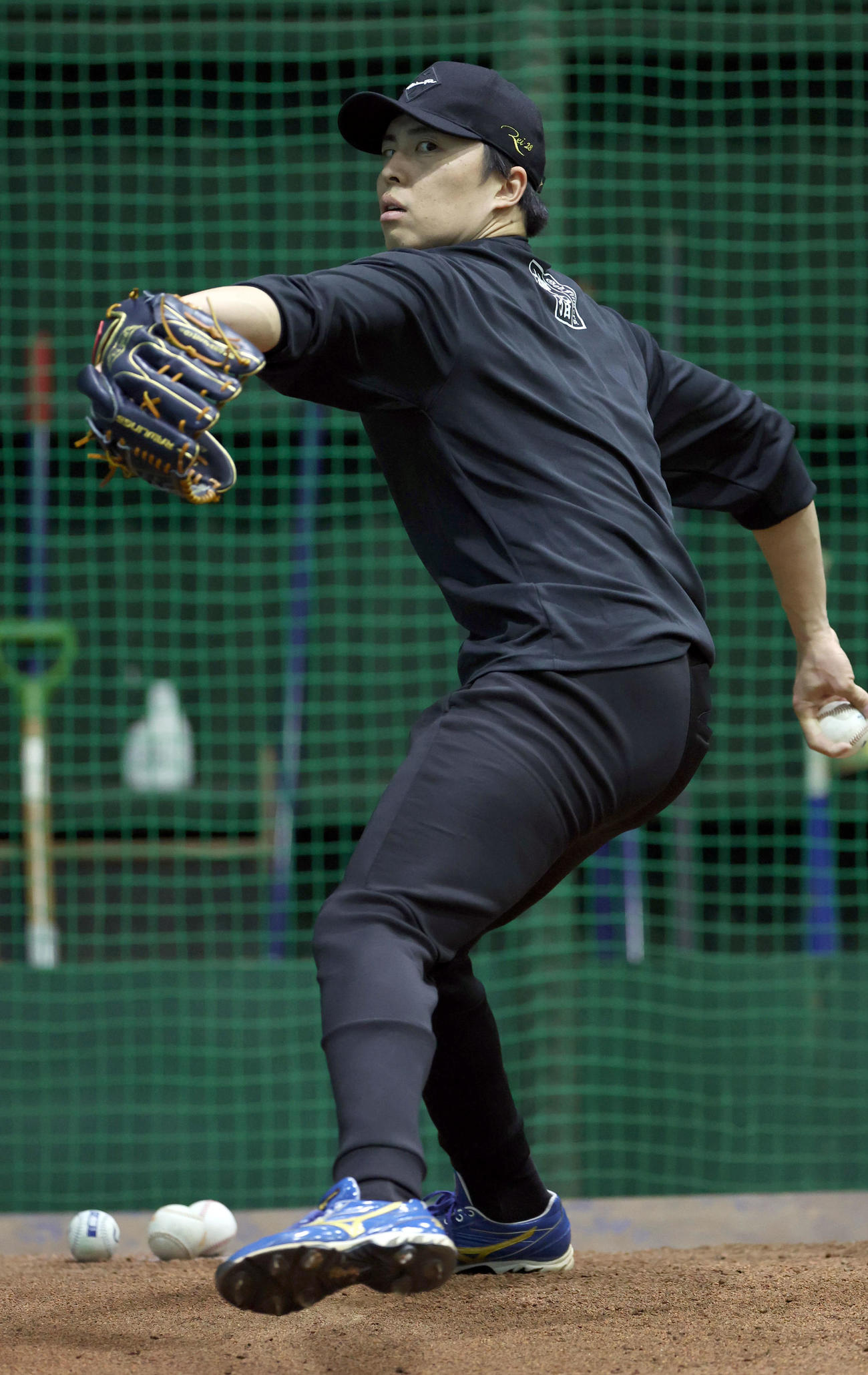 ブルペンで投球練習をする日本ハム田中正（撮影・佐藤翔太）