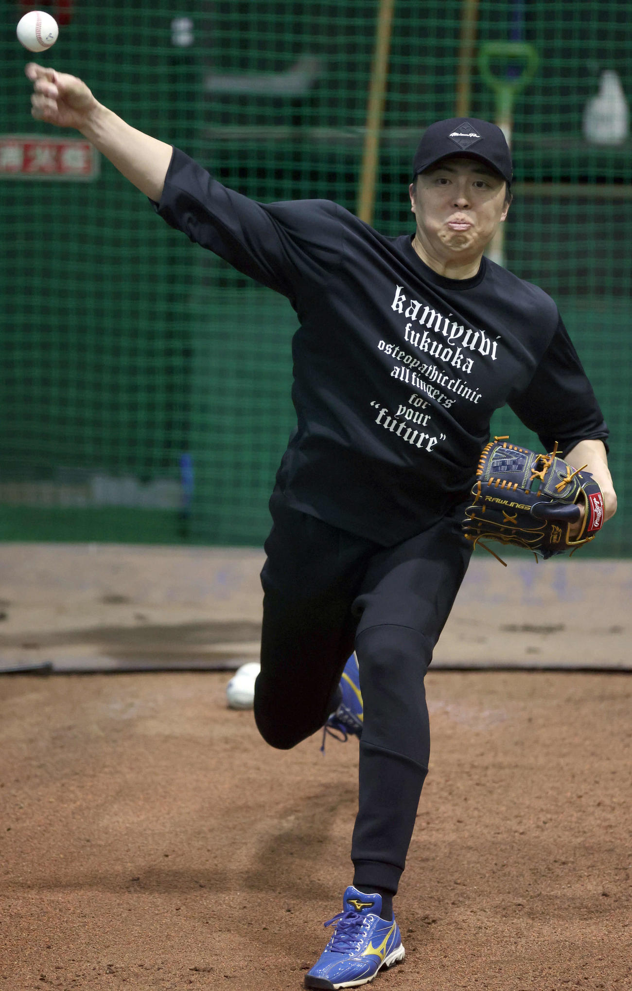 ブルペンで投球練習をする日本ハム田中正（撮影・佐藤翔太）