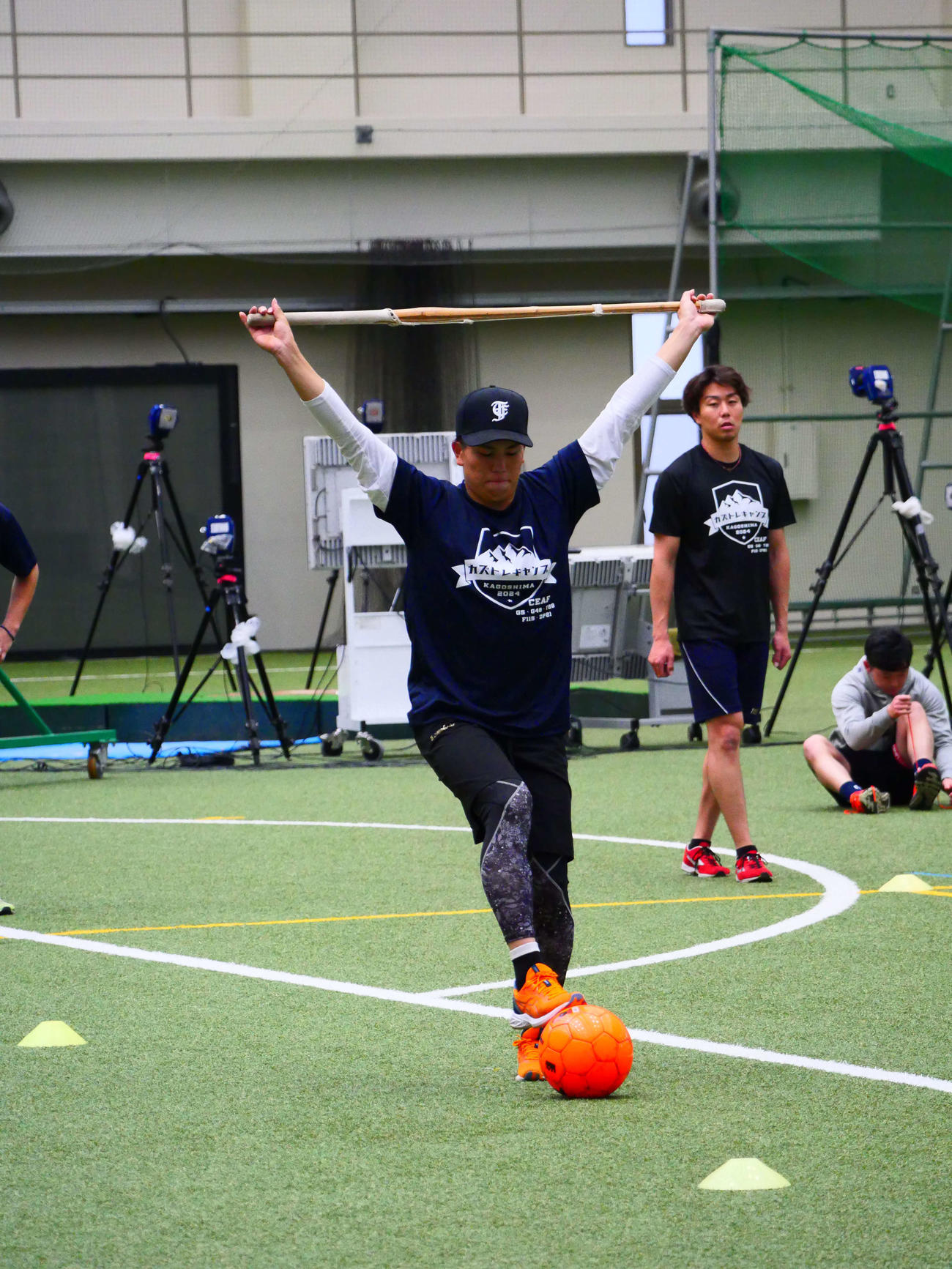棒を上げて、ボールを踏むトレーニングをする巨人門脇（撮影・上田悠太）