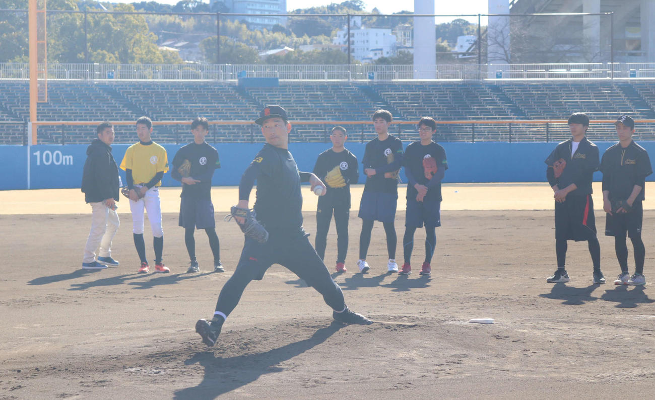 自主トレ体験会で、中学生らの前で投球を披露する阪神岩崎優投手（撮影・波部俊之介）