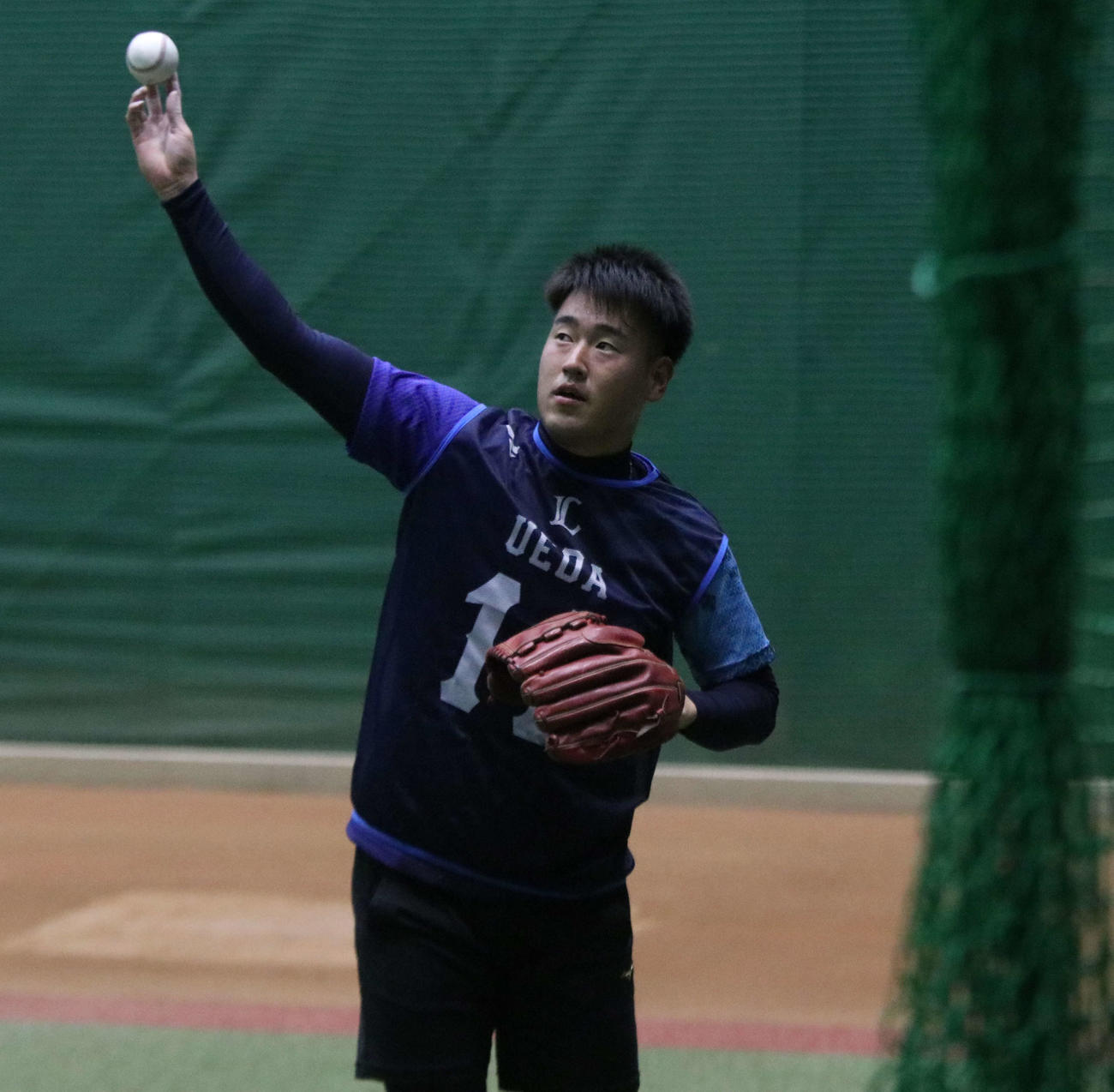 新人合同自主トレで初めてブルペン入りした西武ドラフト2位の上田（撮影・山崎純一）