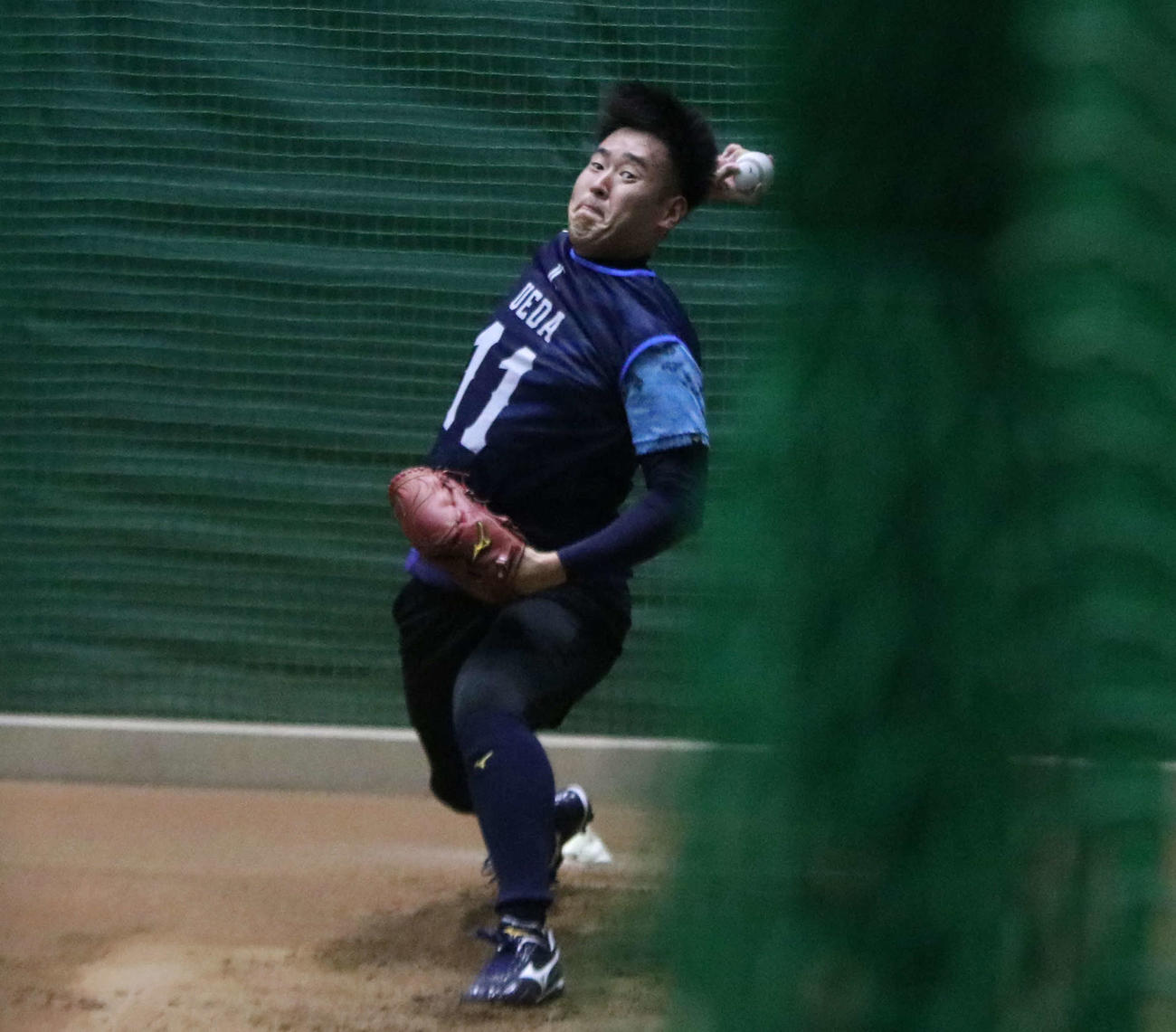 新人合同自主トレで初めてブルペン入りした西武ドラフト2位の上田（撮影・山崎純一）